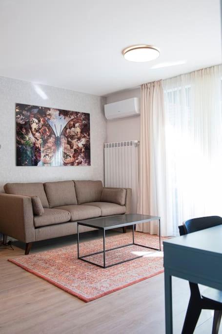 Hotel Madrid: A modern 2-bedroom apartment with parking - Image 1