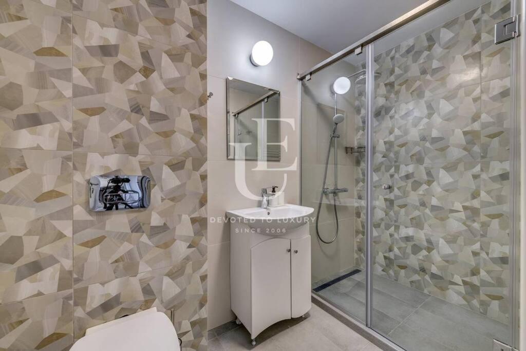 Madrid: A modern 2-bedroom apartment with parking