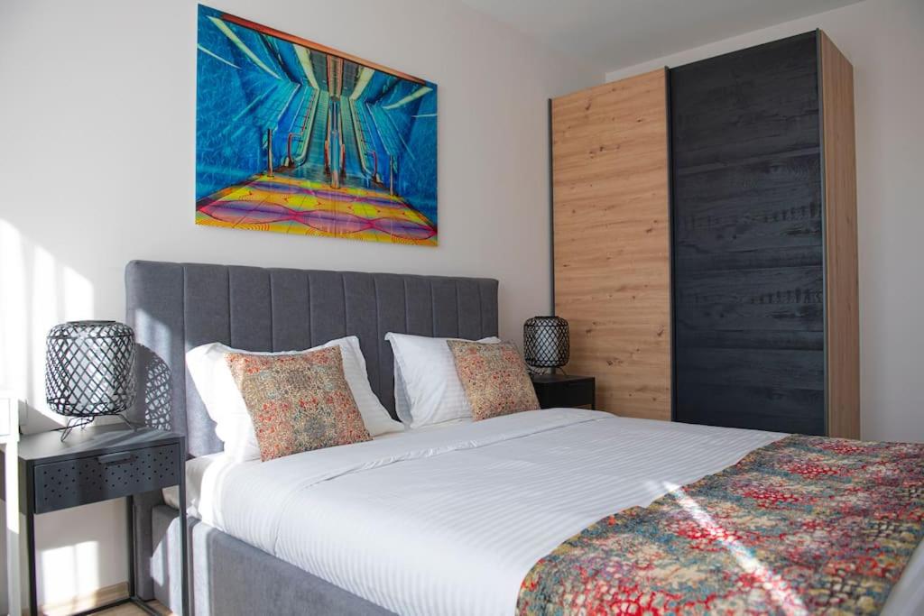 Madrid: A modern 2-bedroom apartment with parking