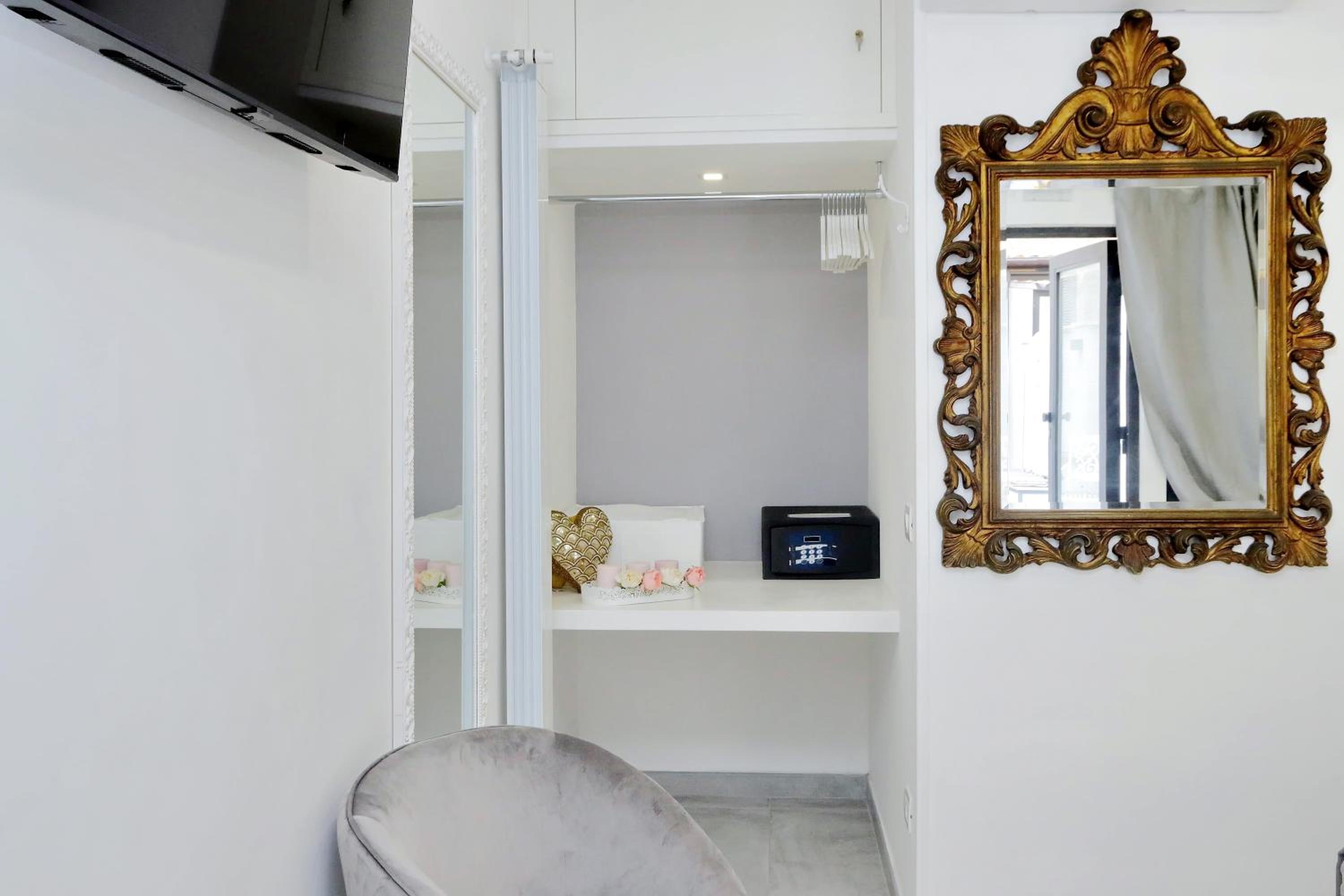 Roman Holiday Suites