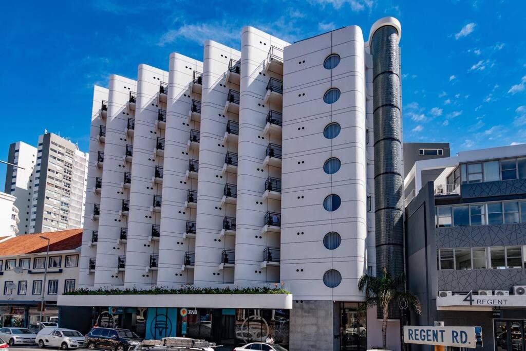 Seapoint Studio Apartment with View Of Lions Head. view 4