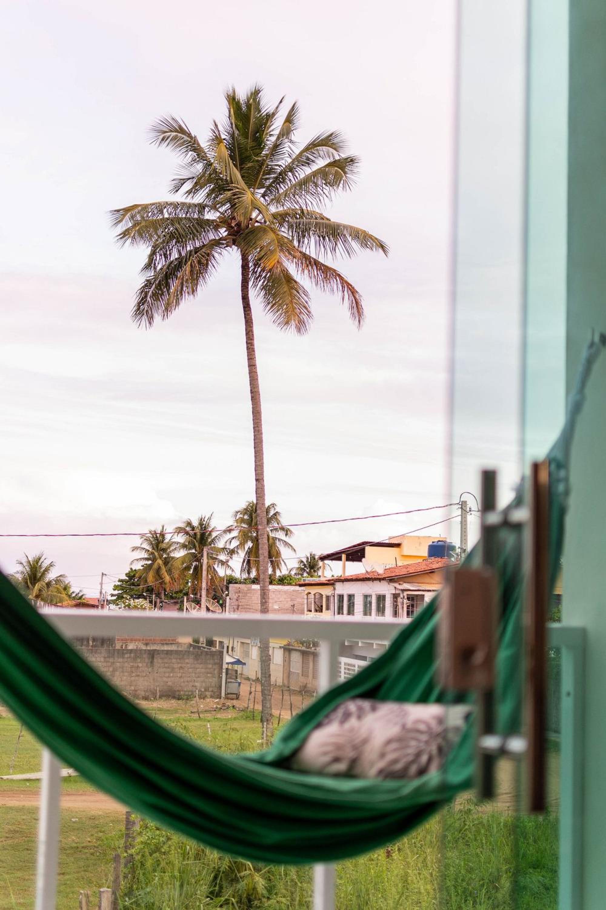 Flats Mar'Bella com Varanda para Relaxar e Praia para aproveitar, Cozinha equipada e Vaga de Garagem