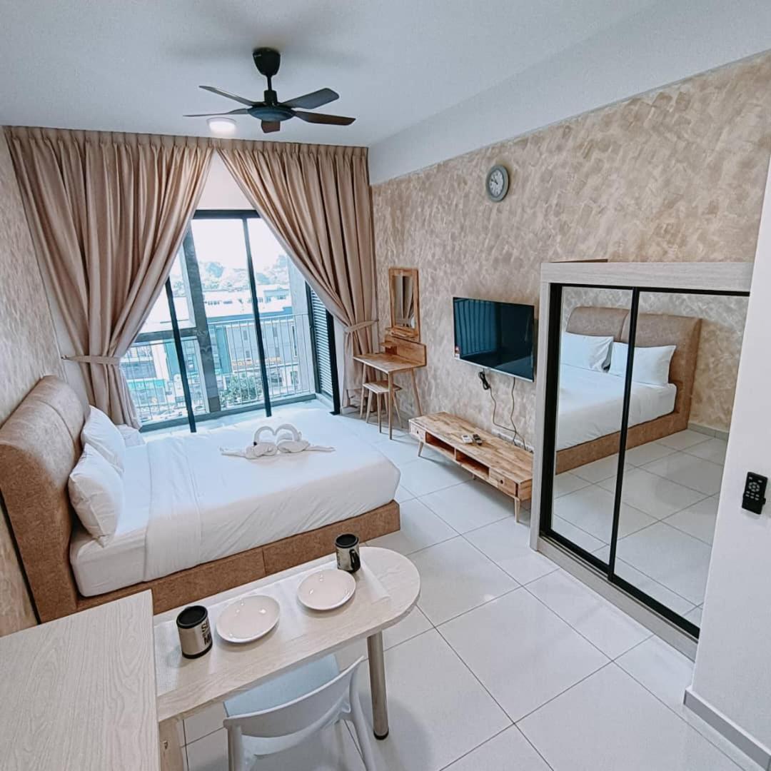 Cozy Sky Trees with Balcony, Smart TV , Aeon & Pool