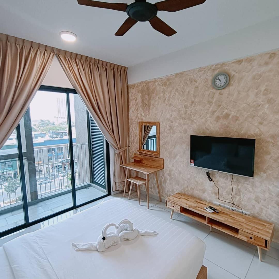 Cozy Sky Trees with Balcony, Smart TV , Aeon & Pool