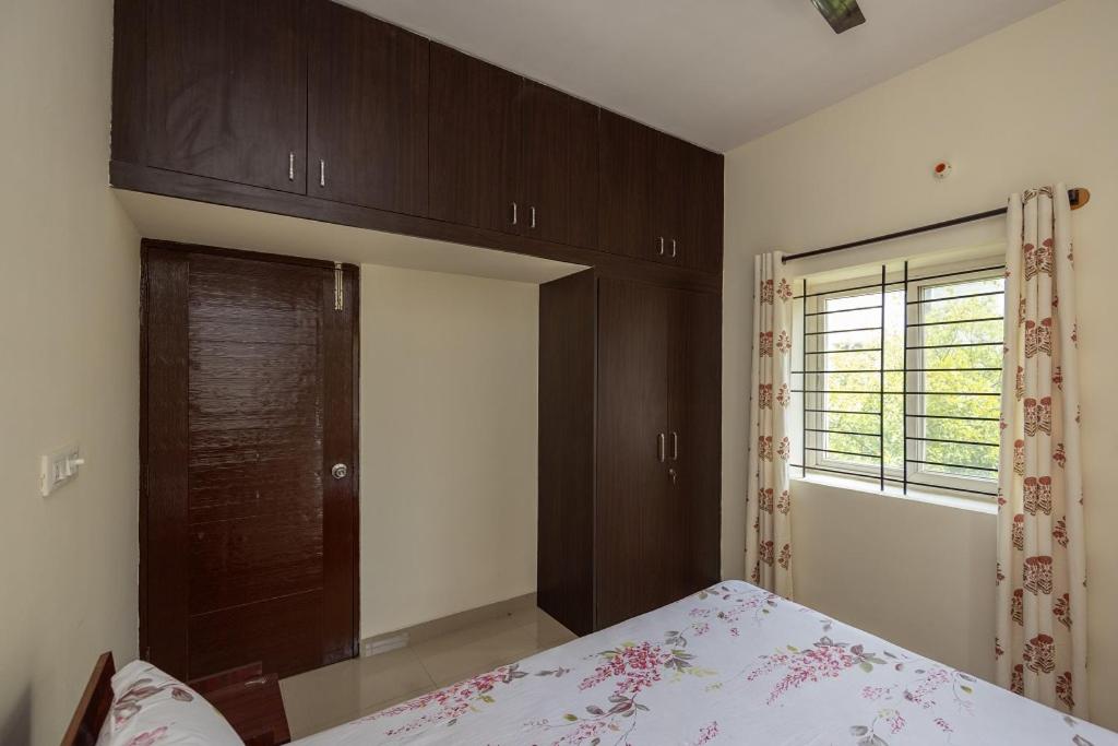 Contemporary apartment with balcony, Bangalore view 4