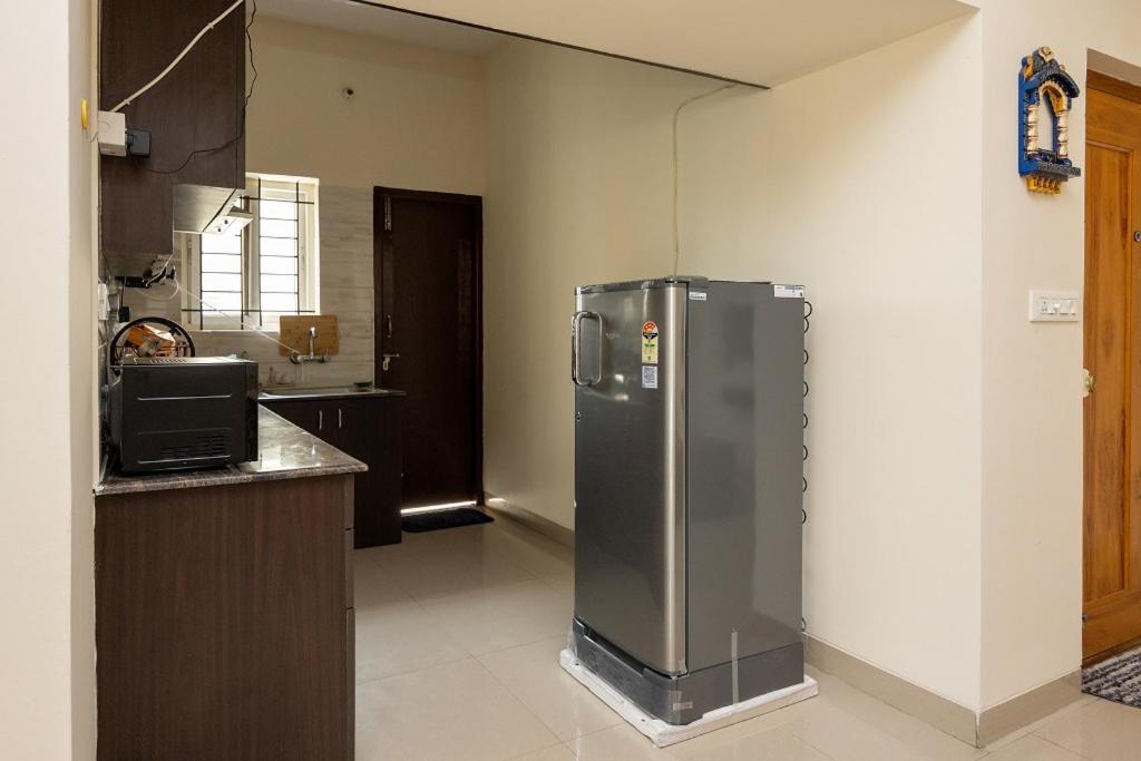 Contemporary apartment with balcony, Bangalore view 5