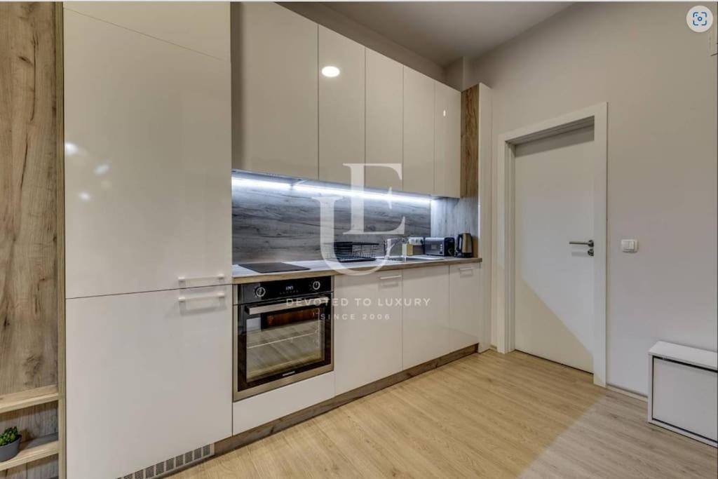 Geneva: A charming patio studio with private parking!