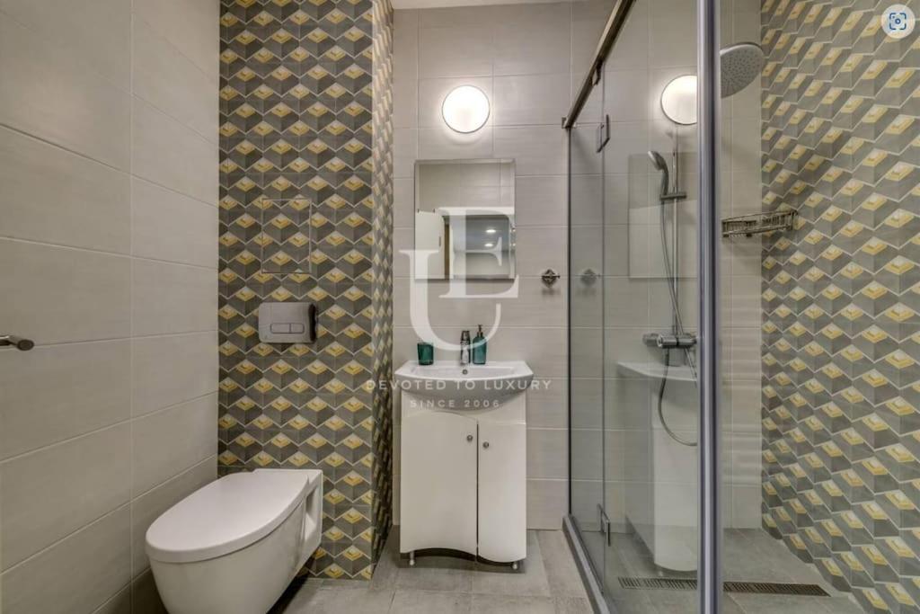 Geneva: A charming patio studio with private parking!