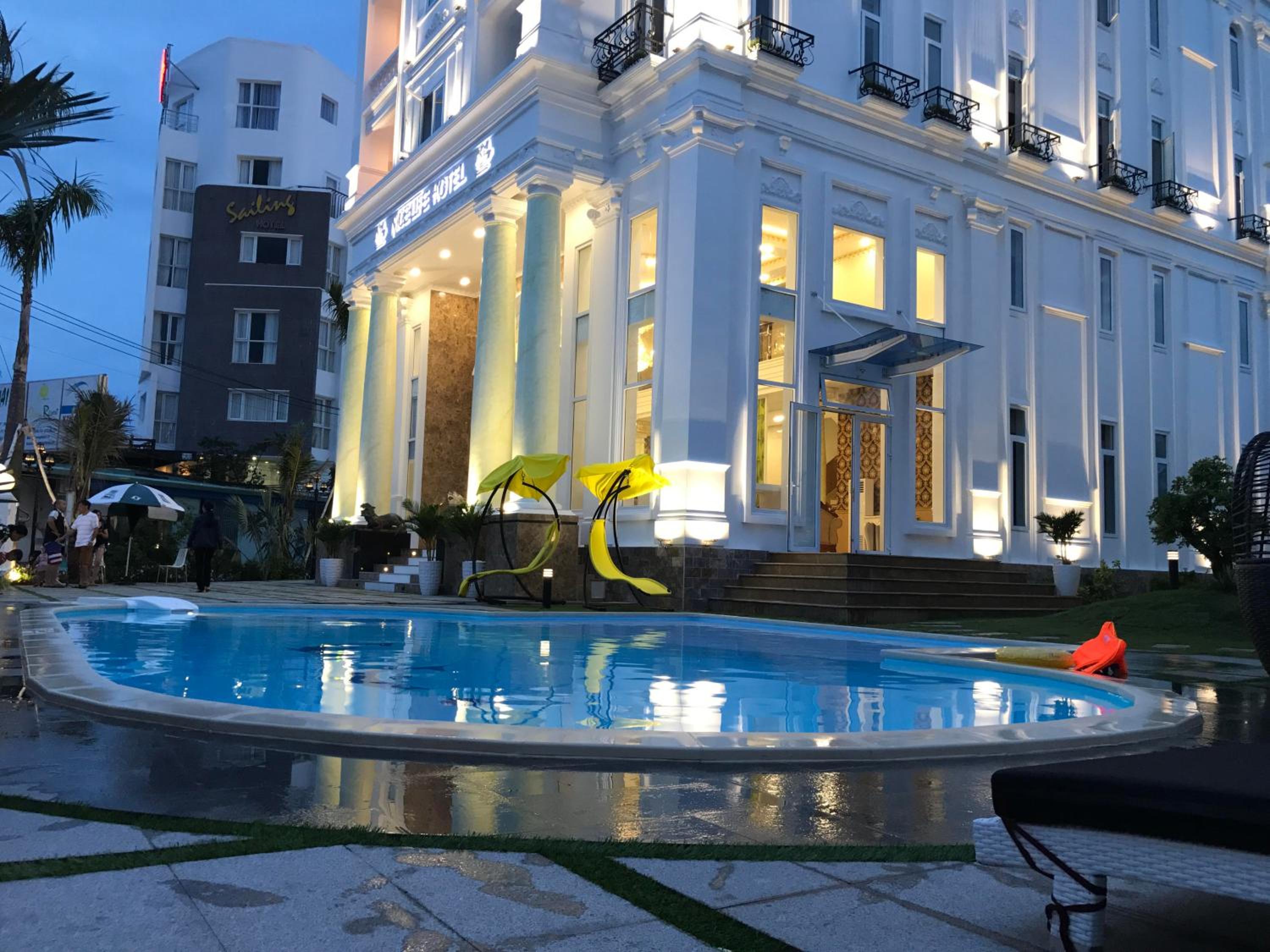 Nice Life Hotel