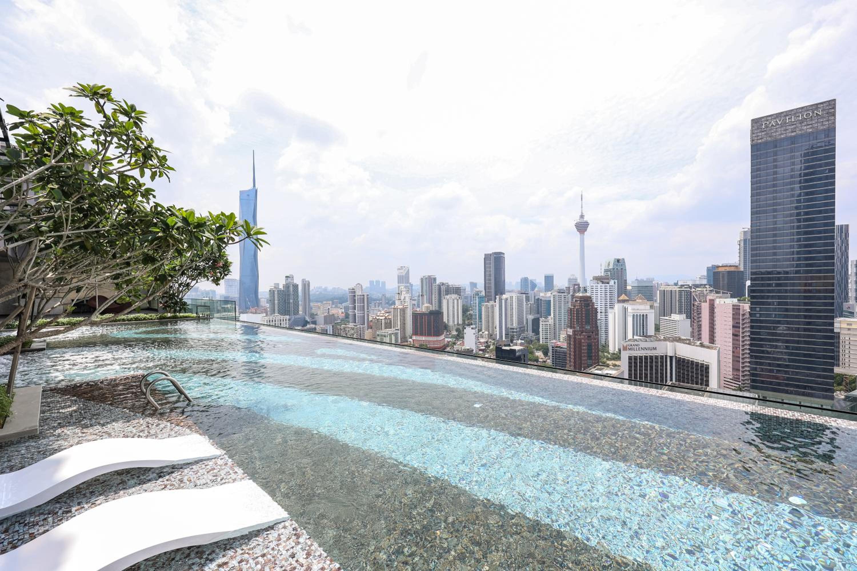 FREE Netflix - 5 min walk to Pavilion l KL view 4 Pax