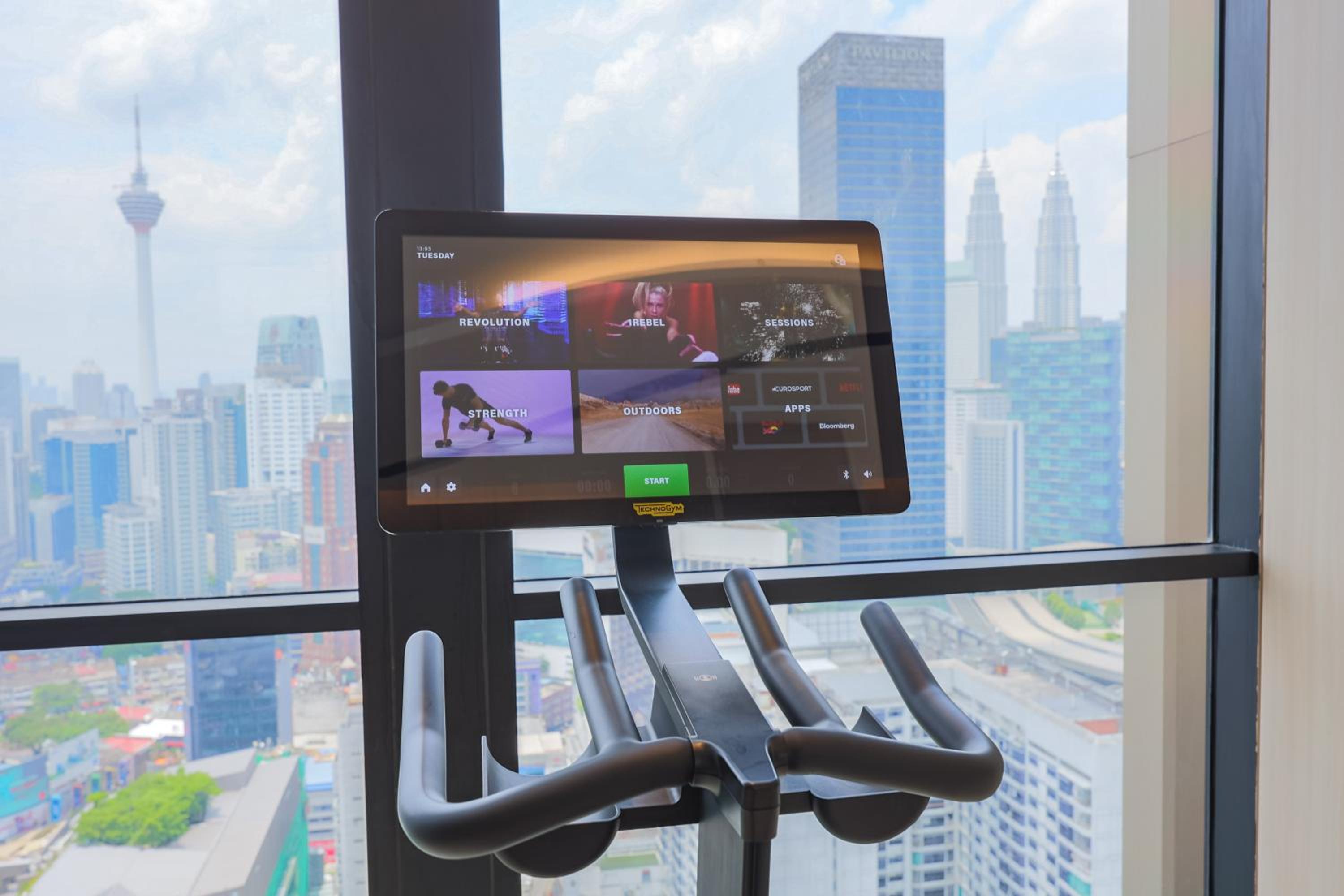 FREE Netflix - 5 min walk to Pavilion l KL view 4 Pax