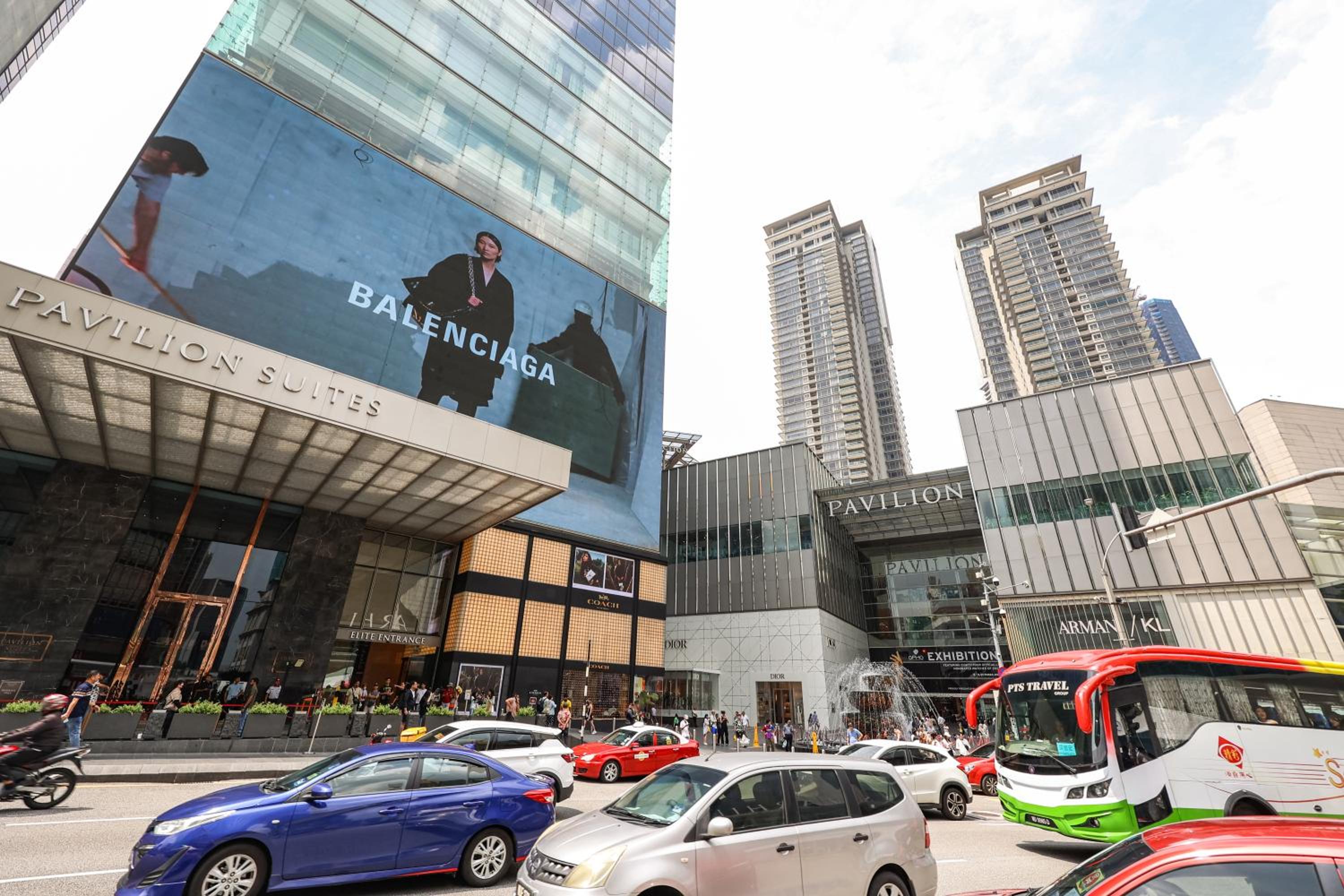 FREE Netflix - 5 min walk to Pavilion l KL view 4 Pax