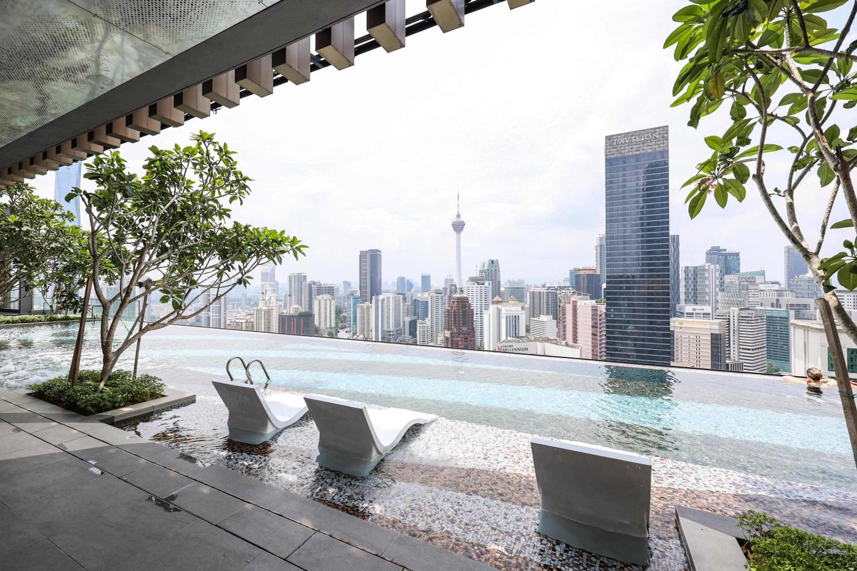 FREE Netflix - 5 min walk to Pavilion l KL view 4 Pax