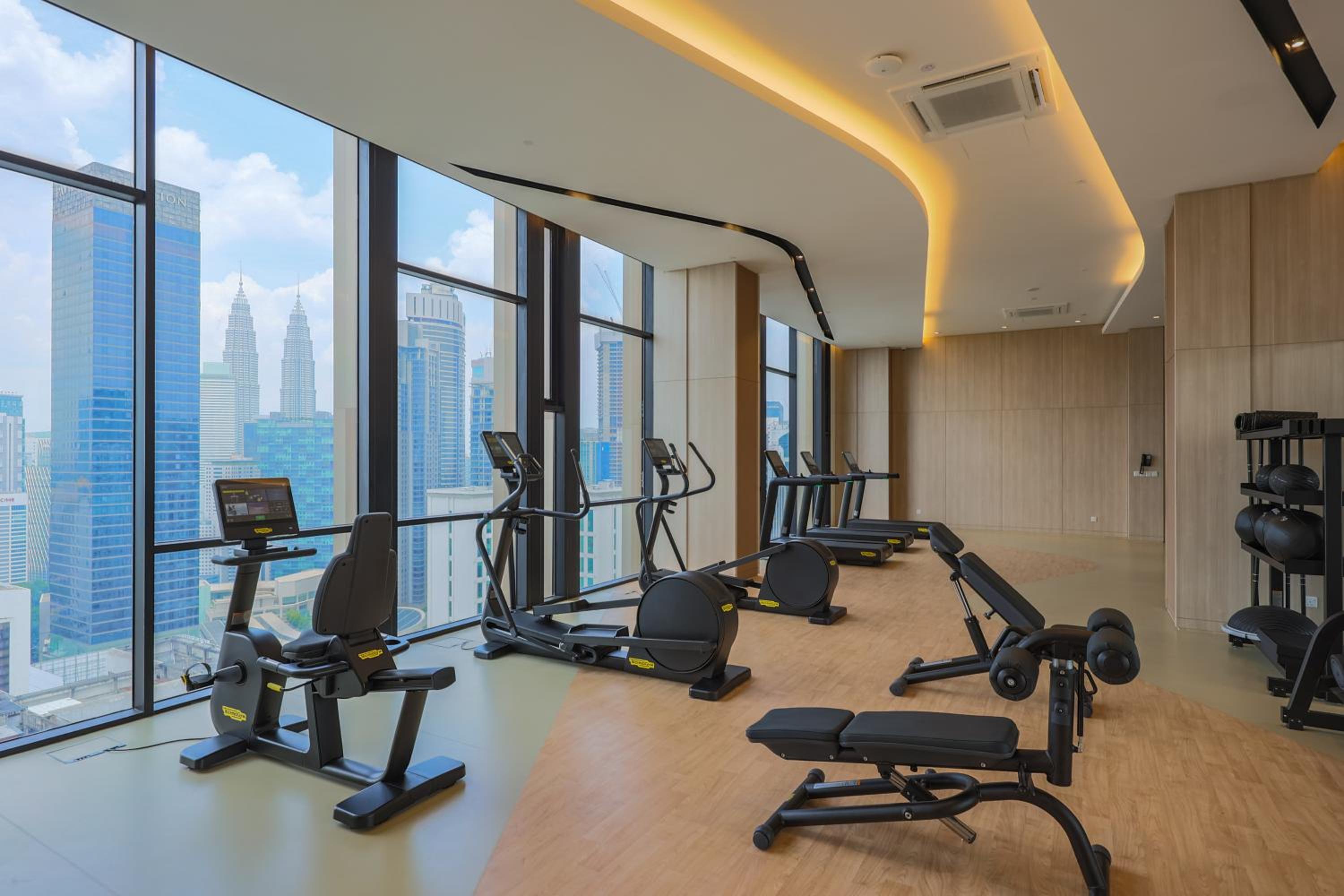 FREE Netflix - 5 min walk to Pavilion l KL view 4 Pax