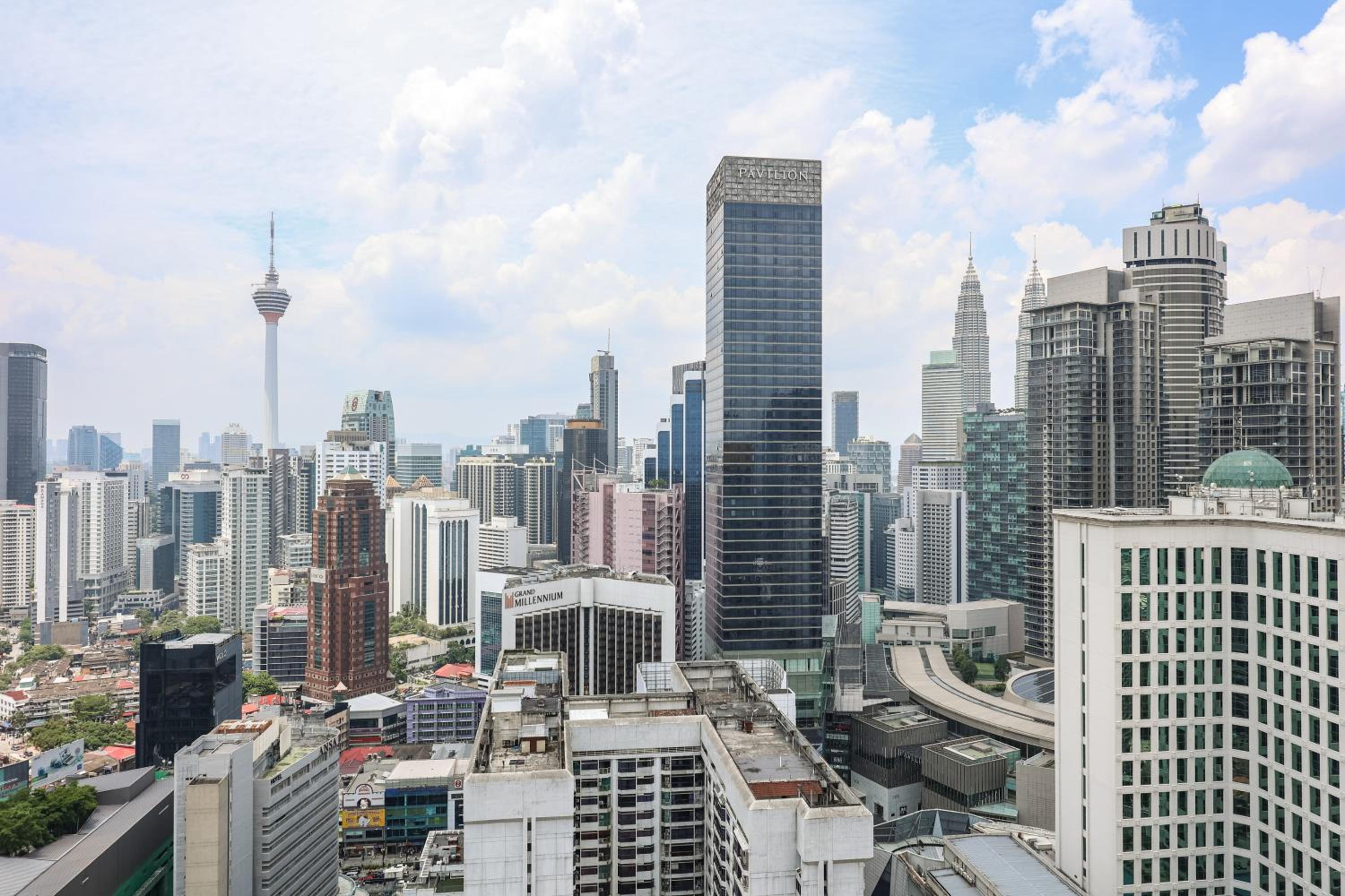 FREE Netflix - 5 min walk to Pavilion l KL view 4 Pax