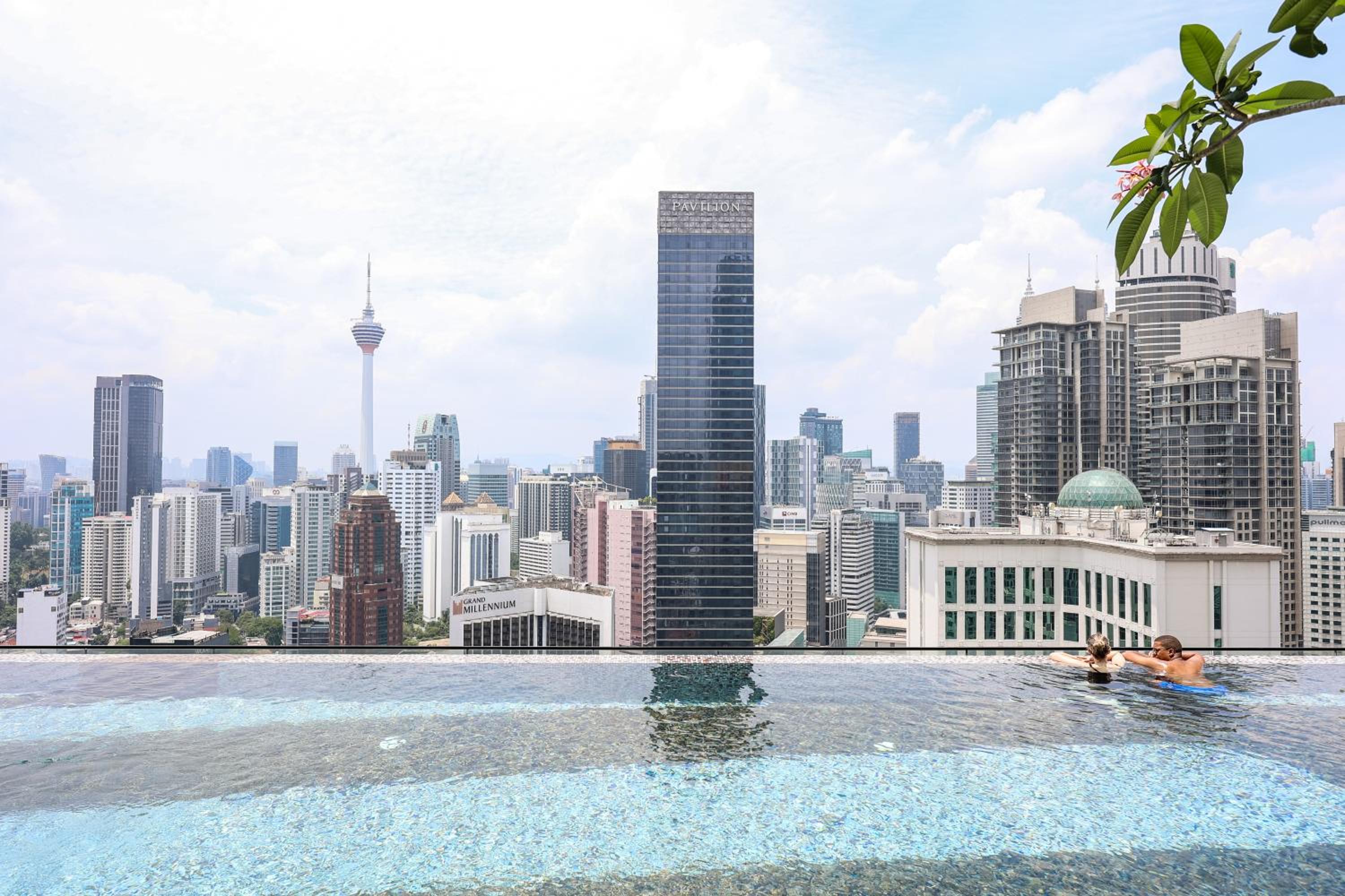 FREE Netflix - 5 min walk to Pavilion l KL view 4 Pax