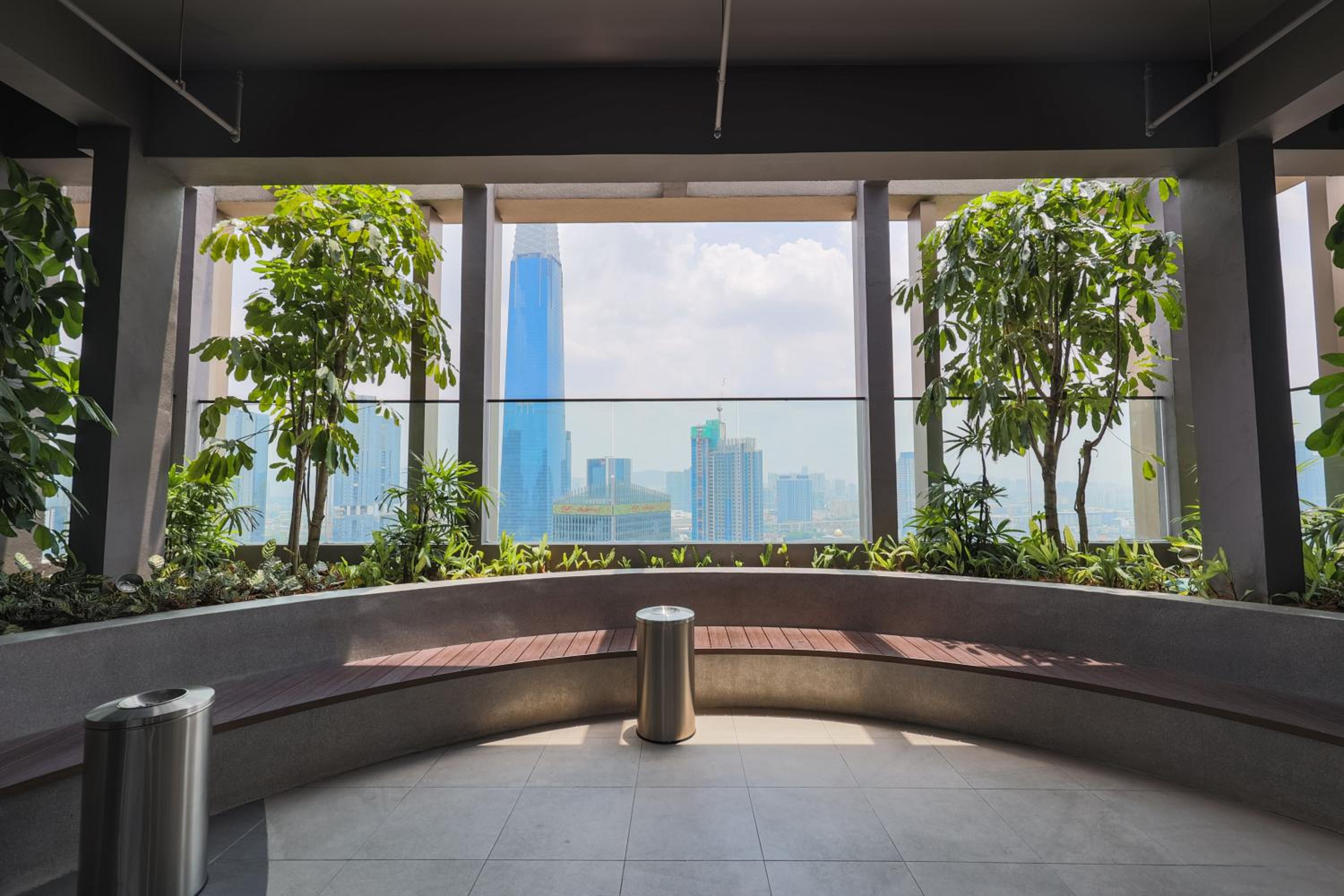 FREE Netflix - 5 min walk to Pavilion l KL view 4 Pax
