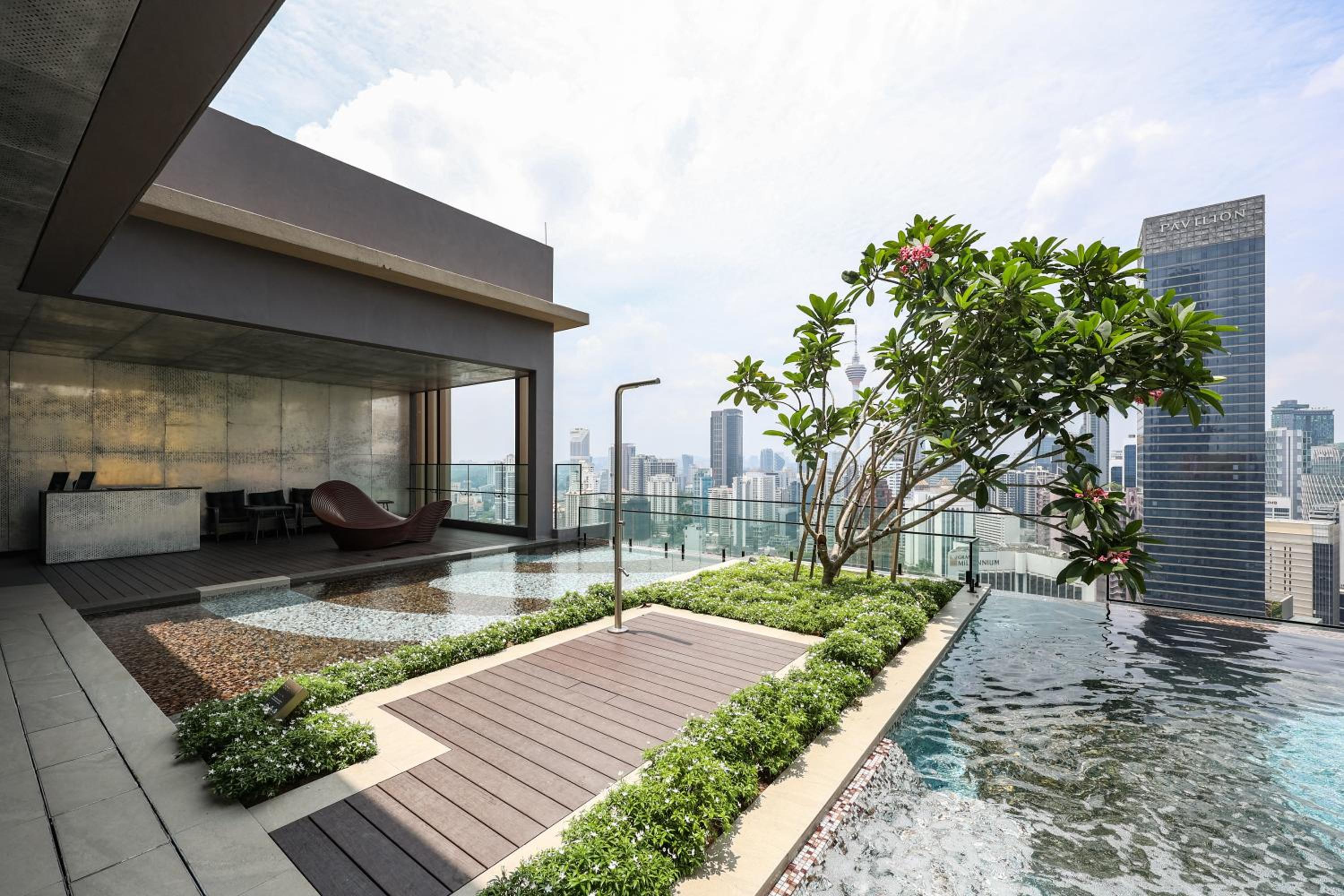 FREE Netflix - 5 min walk to Pavilion l KL view 4 Pax
