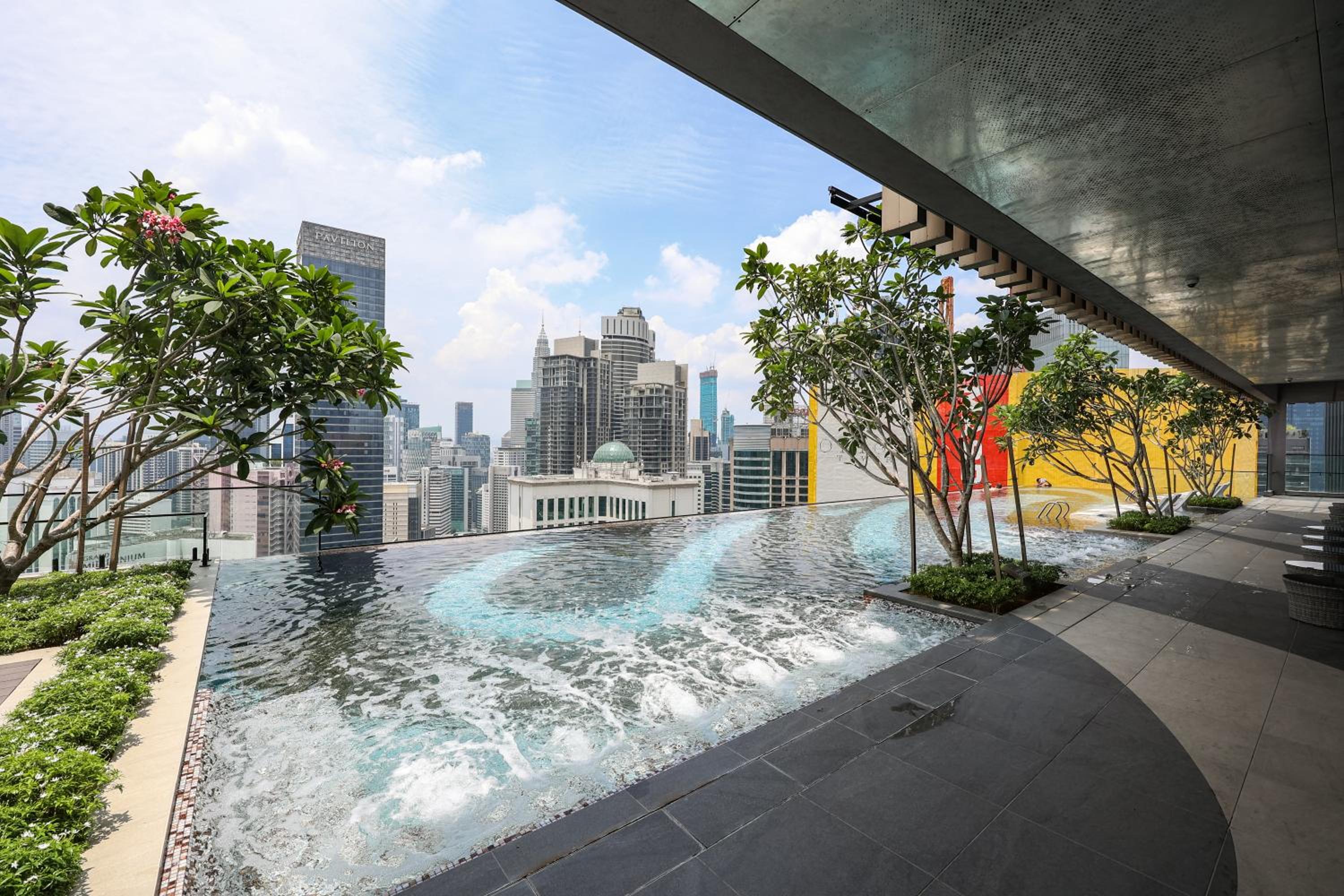 FREE Netflix - 5 min walk to Pavilion l KL view 4 Pax