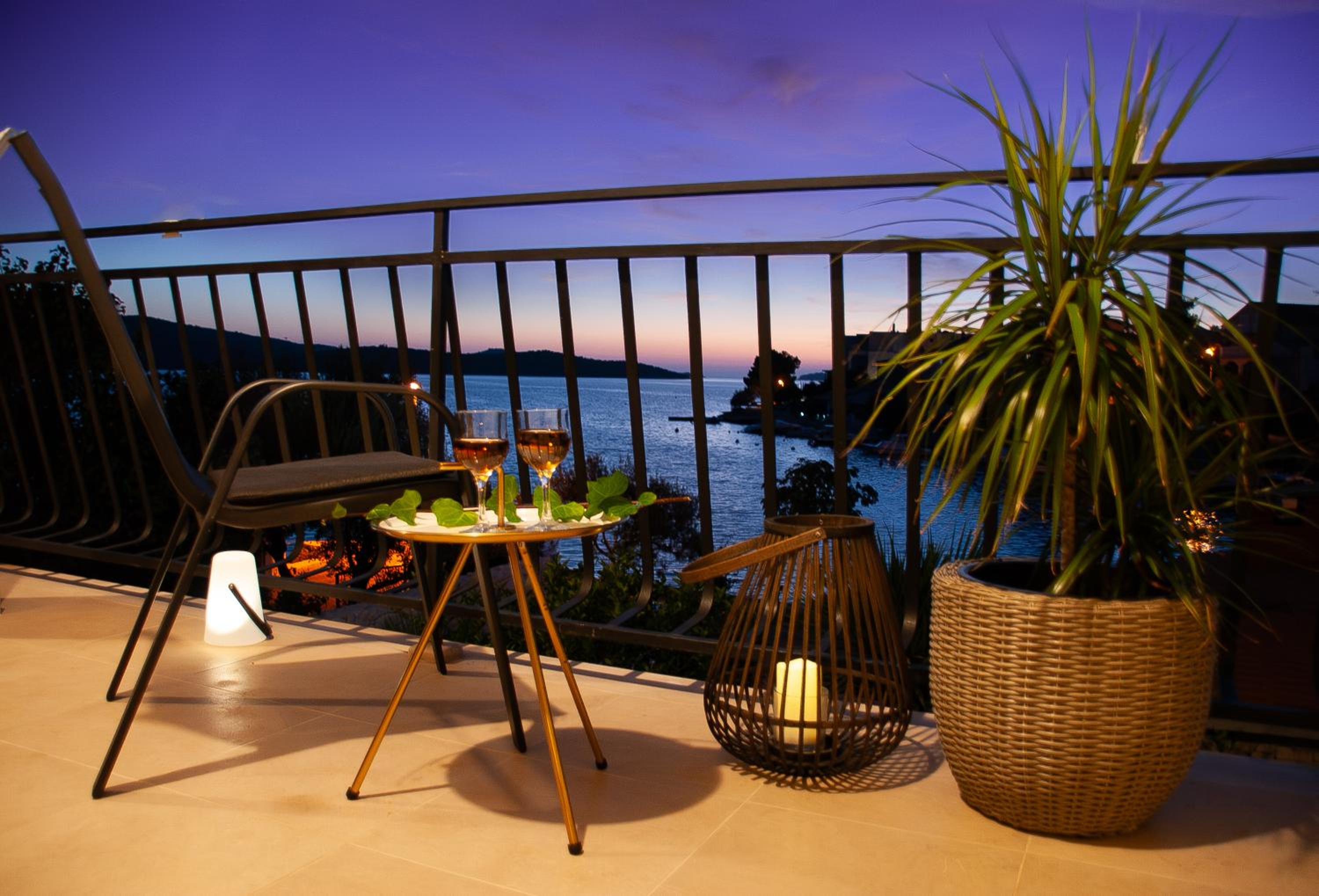 Beachfront Apartment Nikol en Zaboric — balance & terrace
