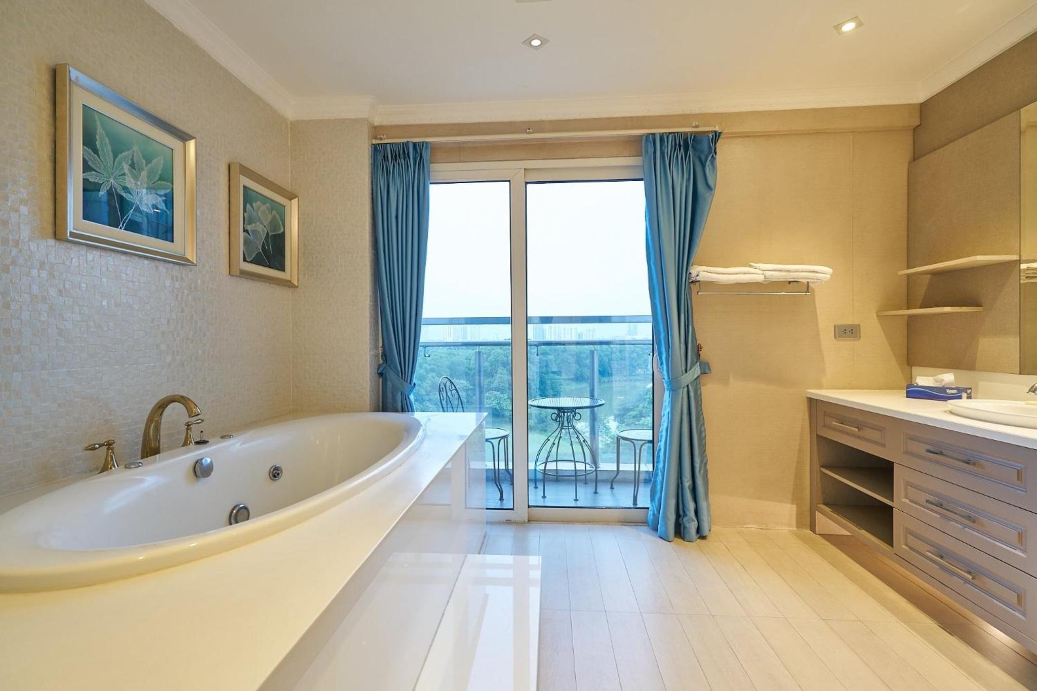 Elegance, luxury 4 bedrooms golf course view Ciputra Apartment