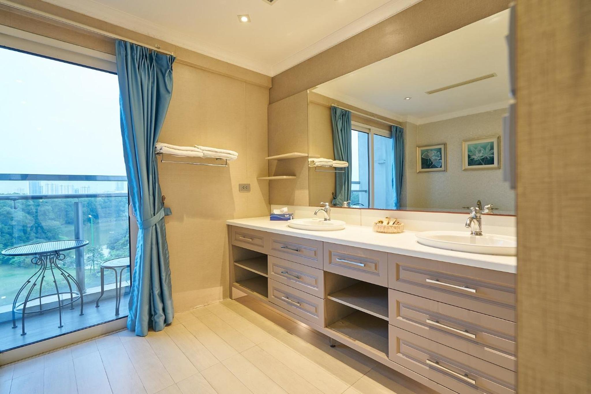 Elegance, luxury 4 bedrooms golf course view Ciputra Apartment