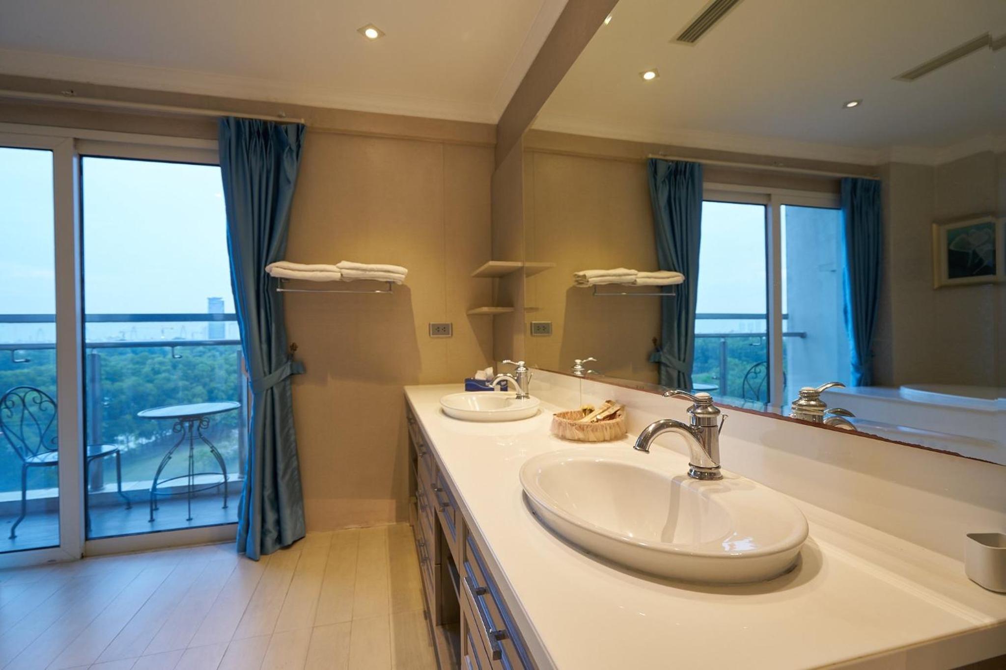 Elegance, luxury 4 bedrooms golf course view Ciputra Apartment