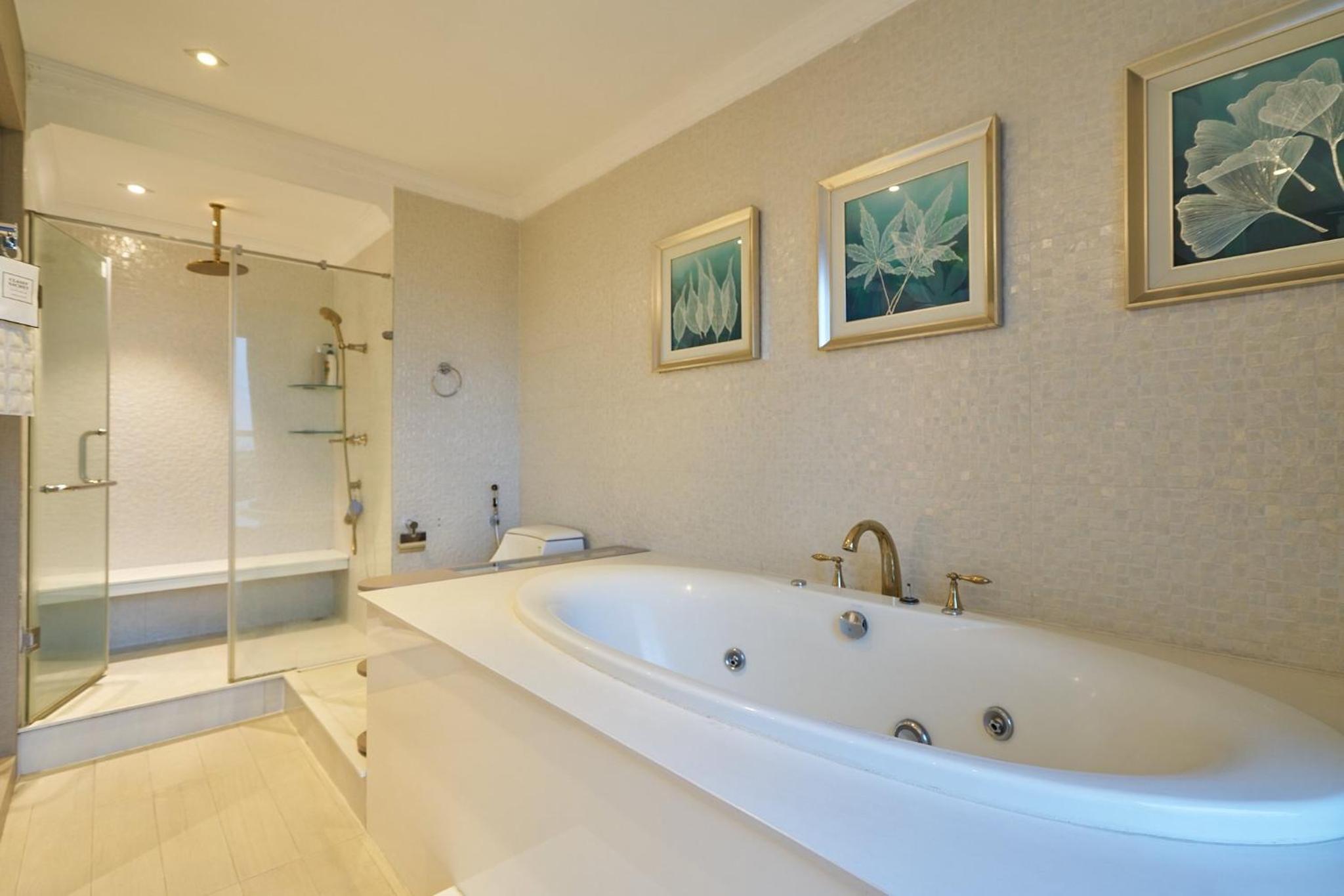 Elegance, luxury 4 bedrooms golf course view Ciputra Apartment
