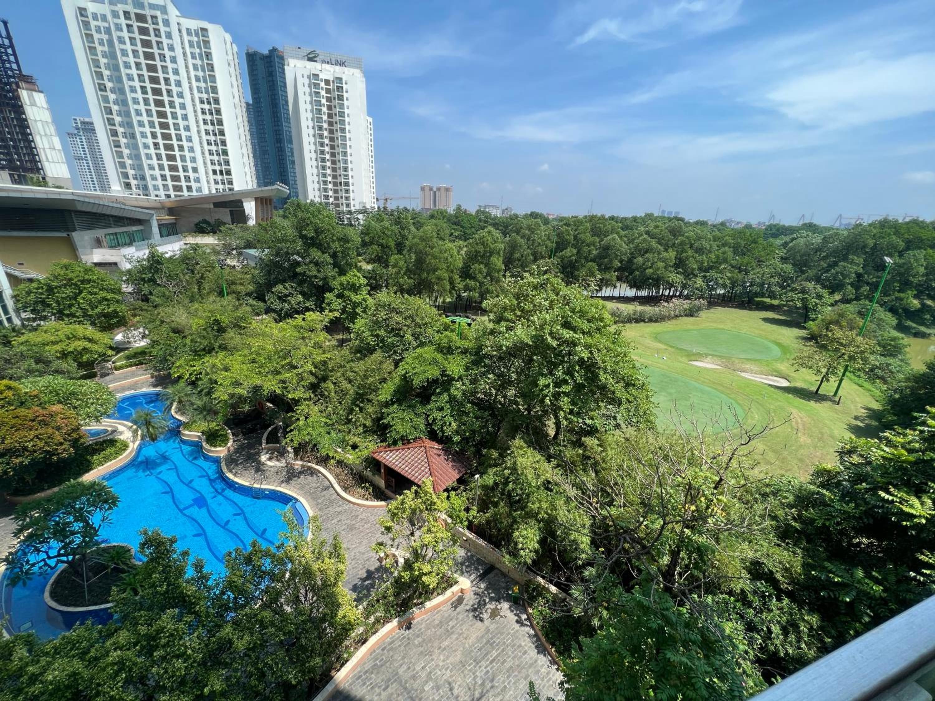 Elegance, luxury 4 bedrooms golf course view Ciputra Apartment