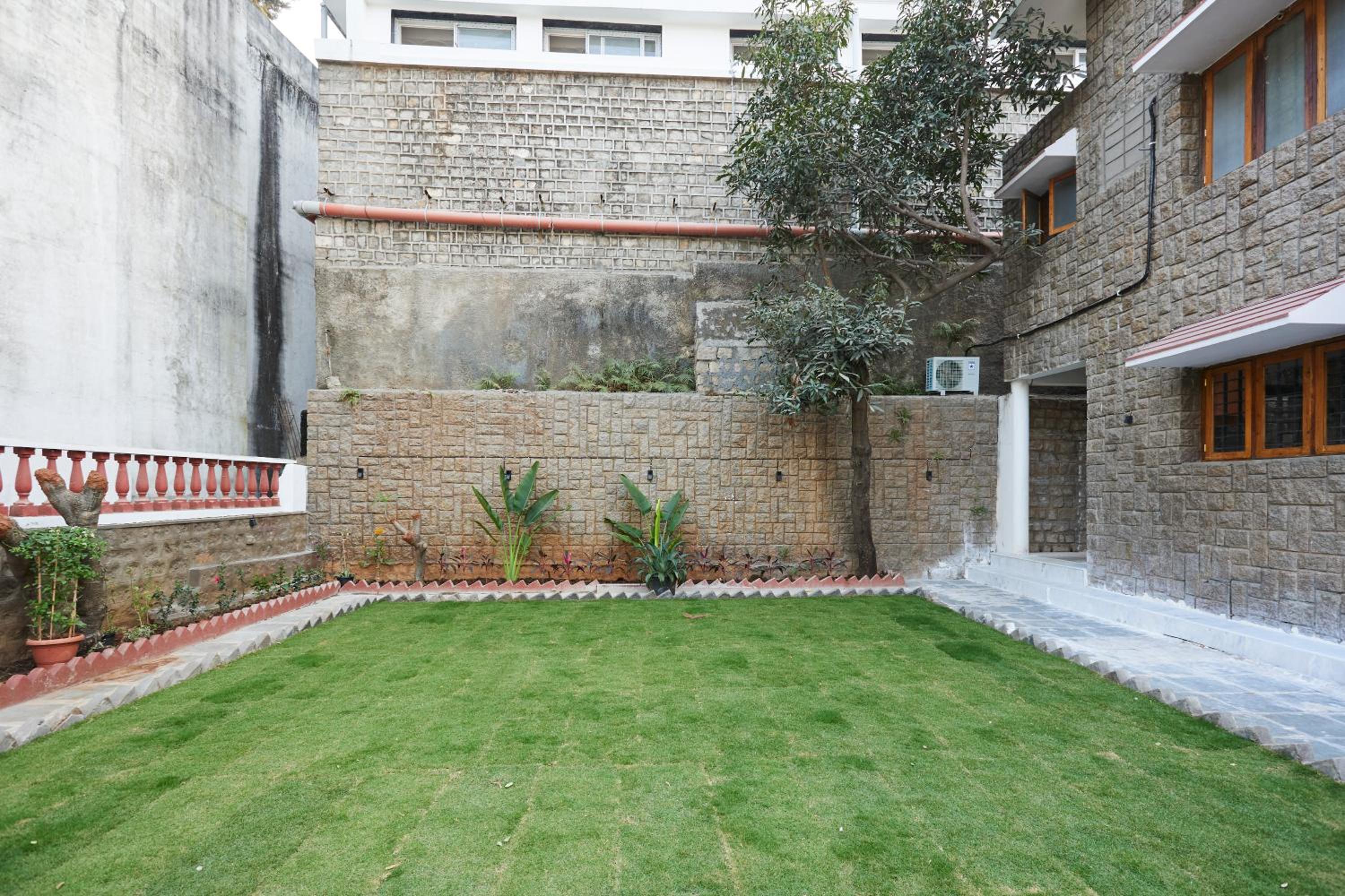 Elegant - 3BHK AC Villa with Lawn BanjaraHills HYD view 2