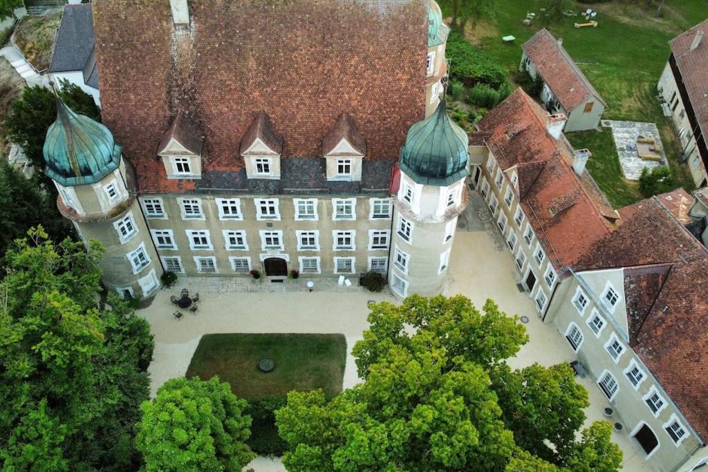 Schloss Hürbel Storchennest-Appartement - Luxury Apartment THE Stork Nest