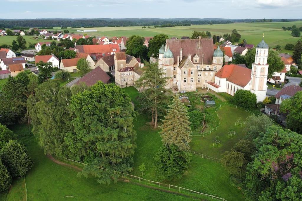 Schloss Hürbel Storchennest-Appartement - Luxury Apartment THE Stork Nest