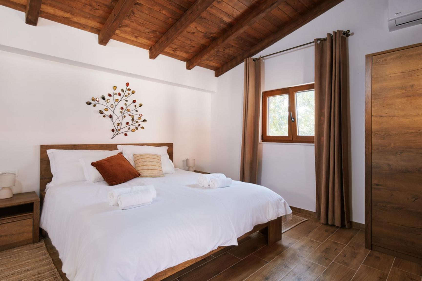 Stunning Villa for 10 people with large heated pool-50m2, jacuzzi and gym - by TA Leut Agency view 4