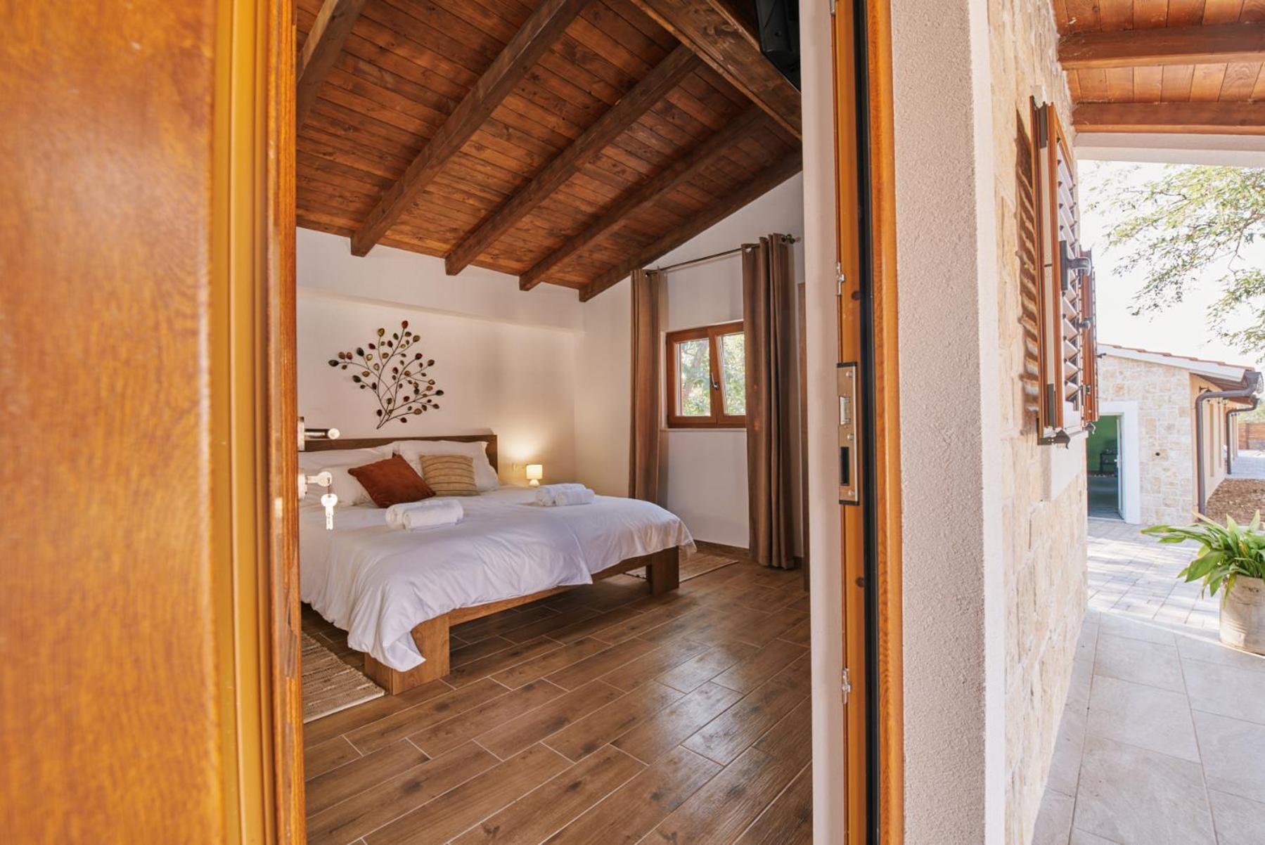 Stunning Villa for 10 people with large heated pool-50m2, jacuzzi and gym - by TA Leut Agency view 5