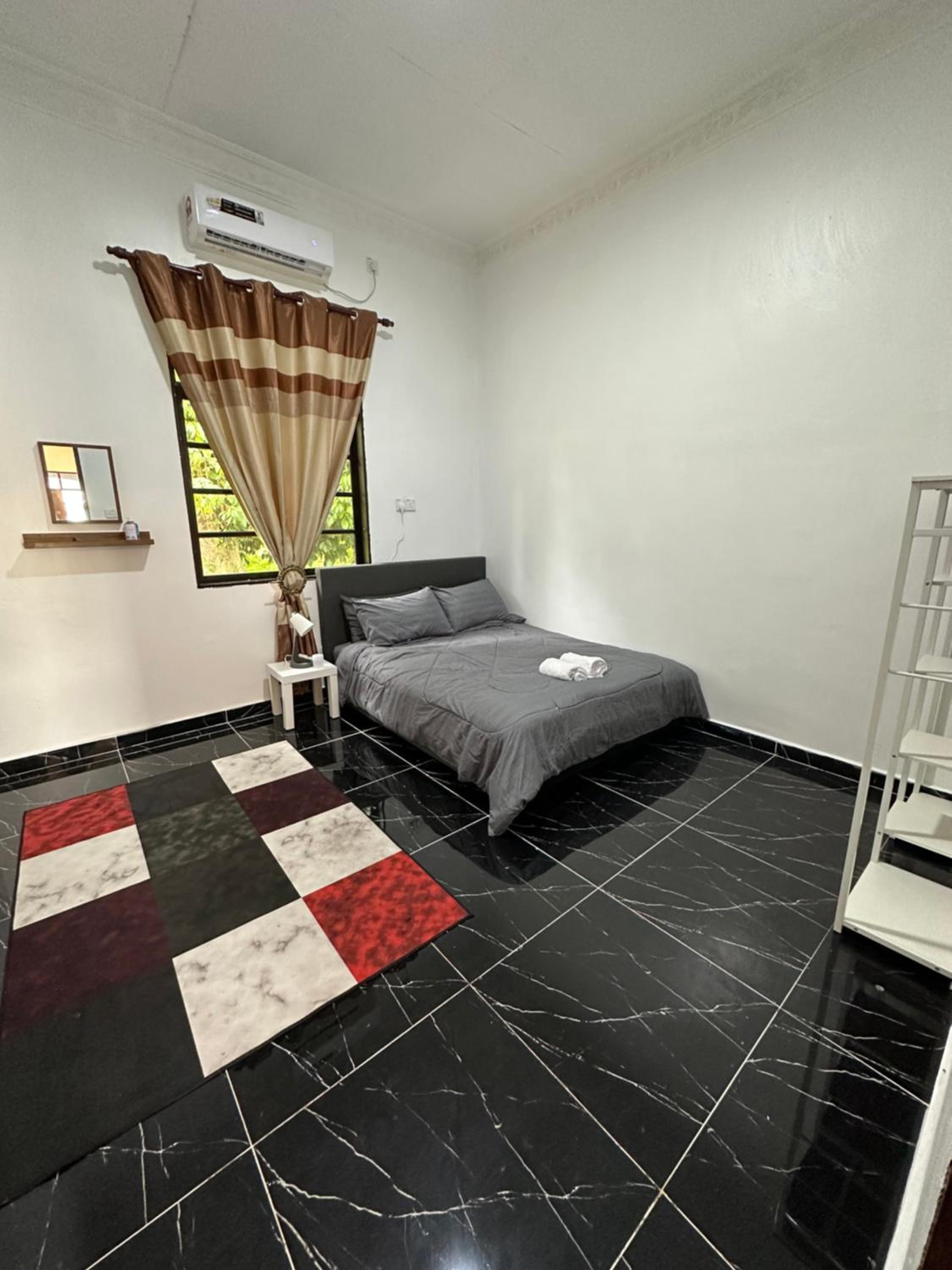 Rania Riverview Guesthouse #BestGuesthouseInTown #SpaciousLivingRoom #ModernClassicConcept #LuxuryDiningset #freeWifi #Netflix #FullyAircond #CozyPrayerSpa photo 7