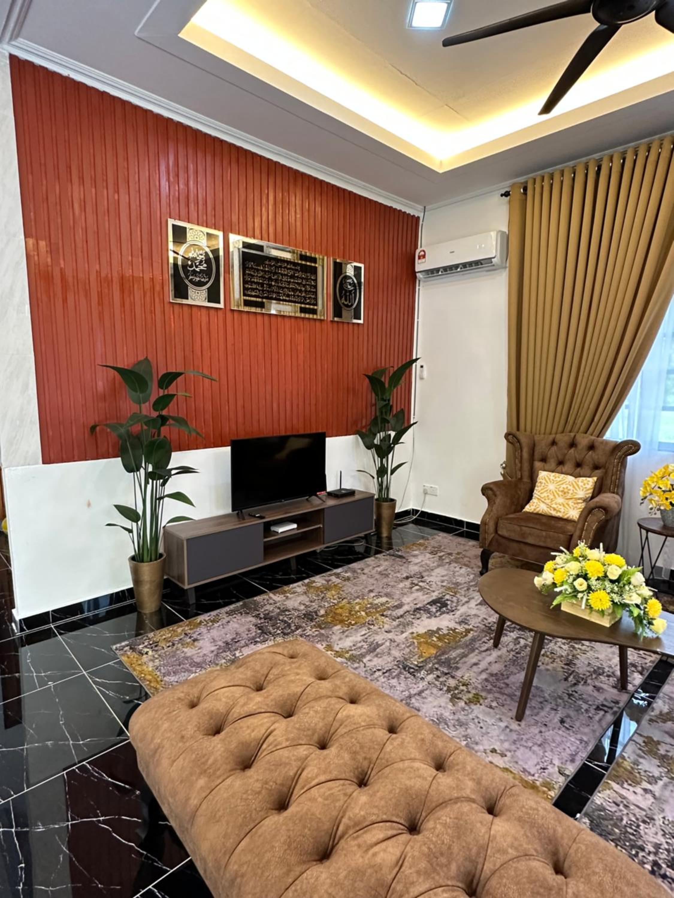 Rania Riverview Guesthouse #BestGuesthouseInTown #SpaciousLivingRoom #ModernClassicConcept #LuxuryDiningset #freeWifi #Netflix #FullyAircond #CozyPrayerSpa photo 2