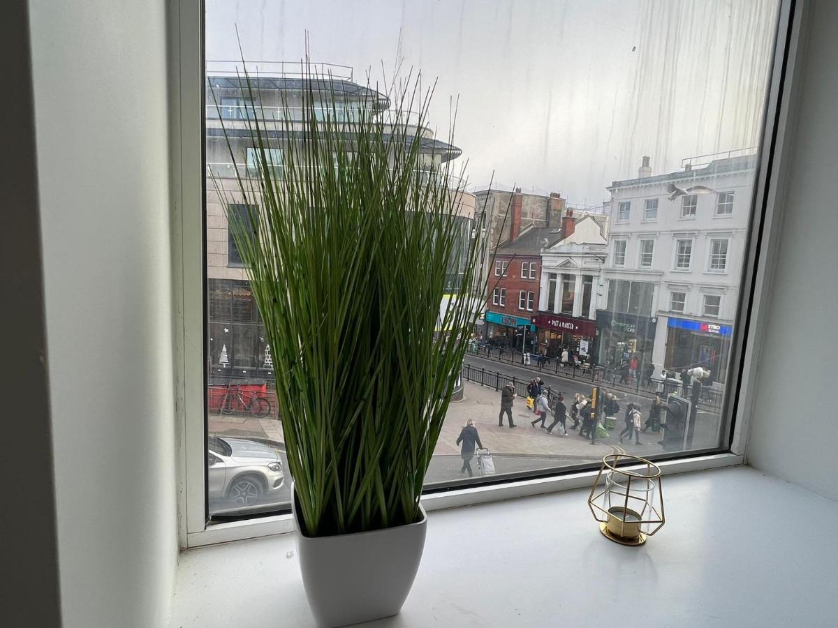 Stylish Central Studio Apartment Modern Luxury view 3