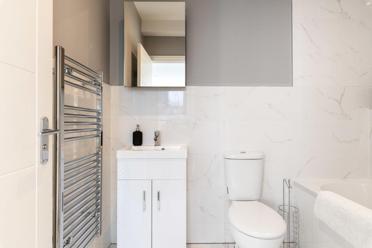 Stylish Central Studio Apartment Modern Luxury view 4
