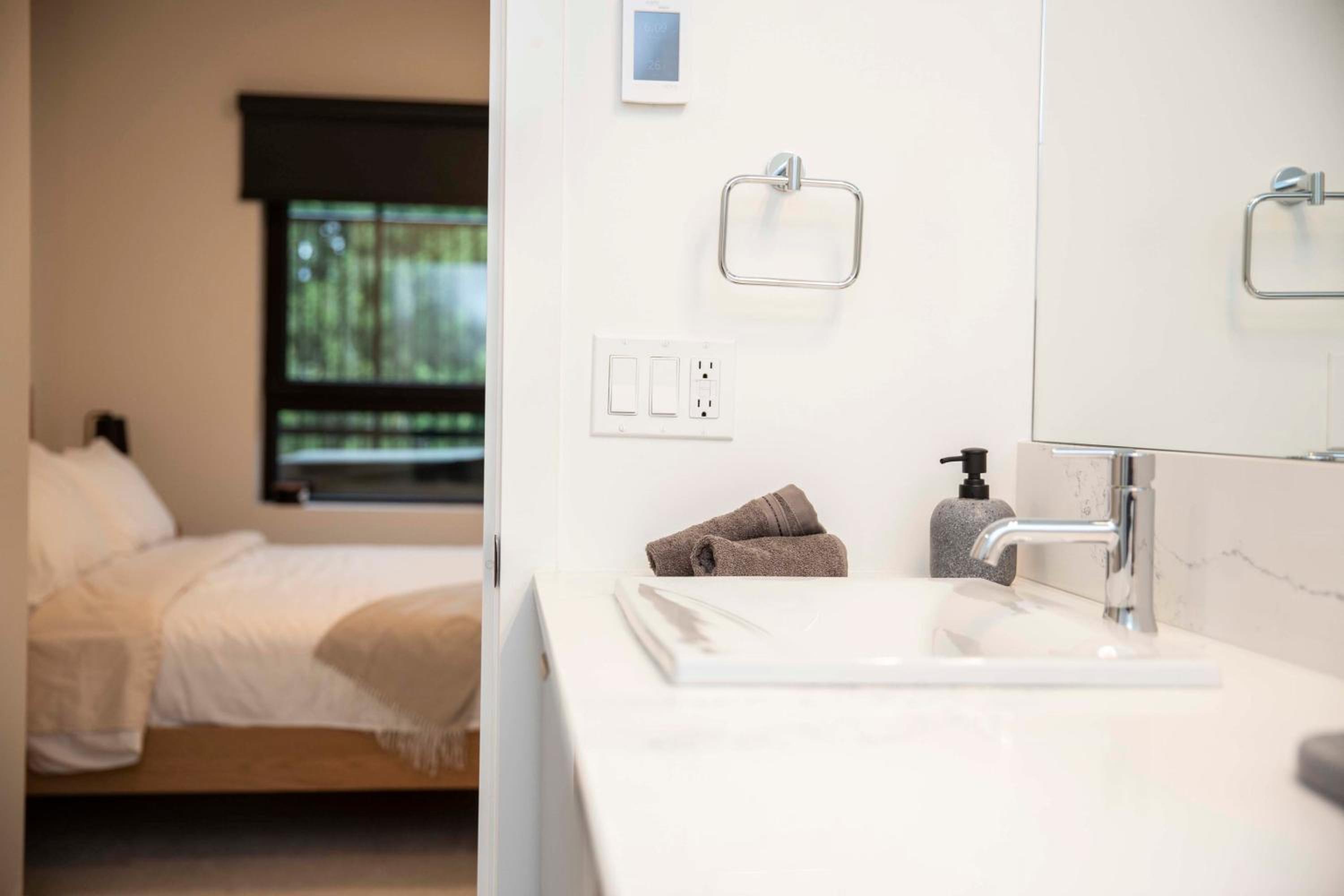 Le Refuge - Revelstoke Condo with Hot Tub