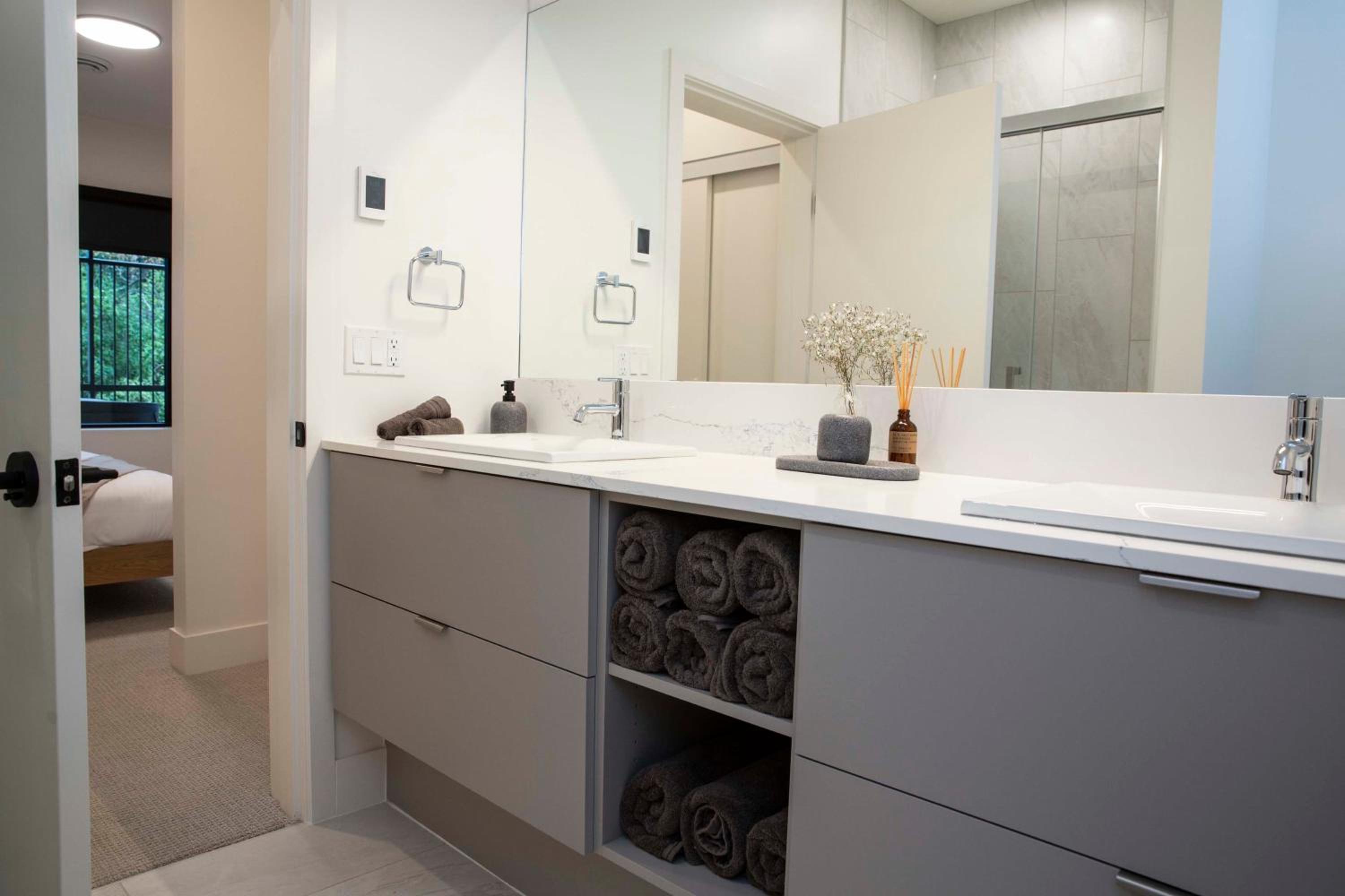 Le Refuge - Revelstoke Condo with Hot Tub