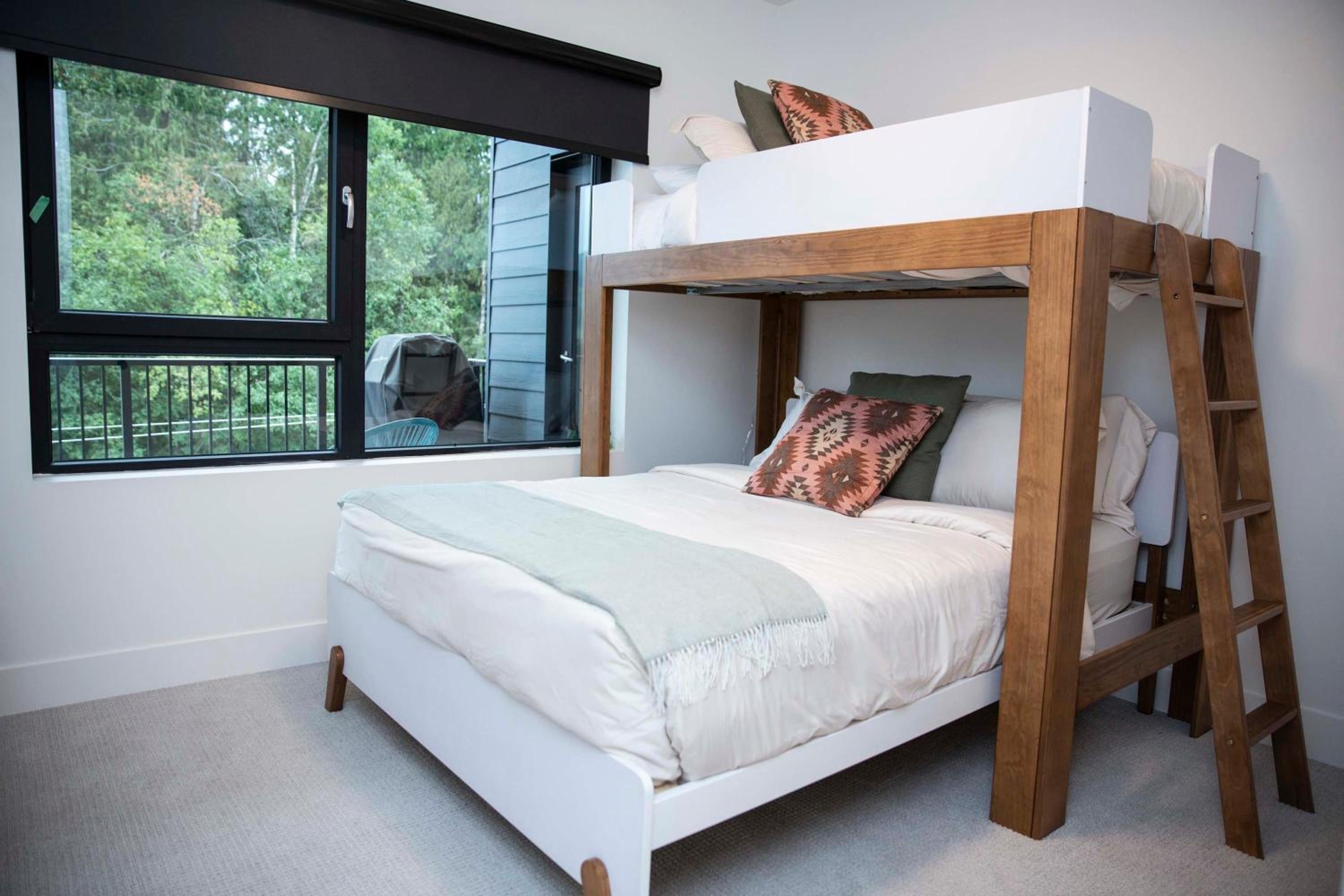 Le Refuge - Revelstoke Condo with Hot Tub