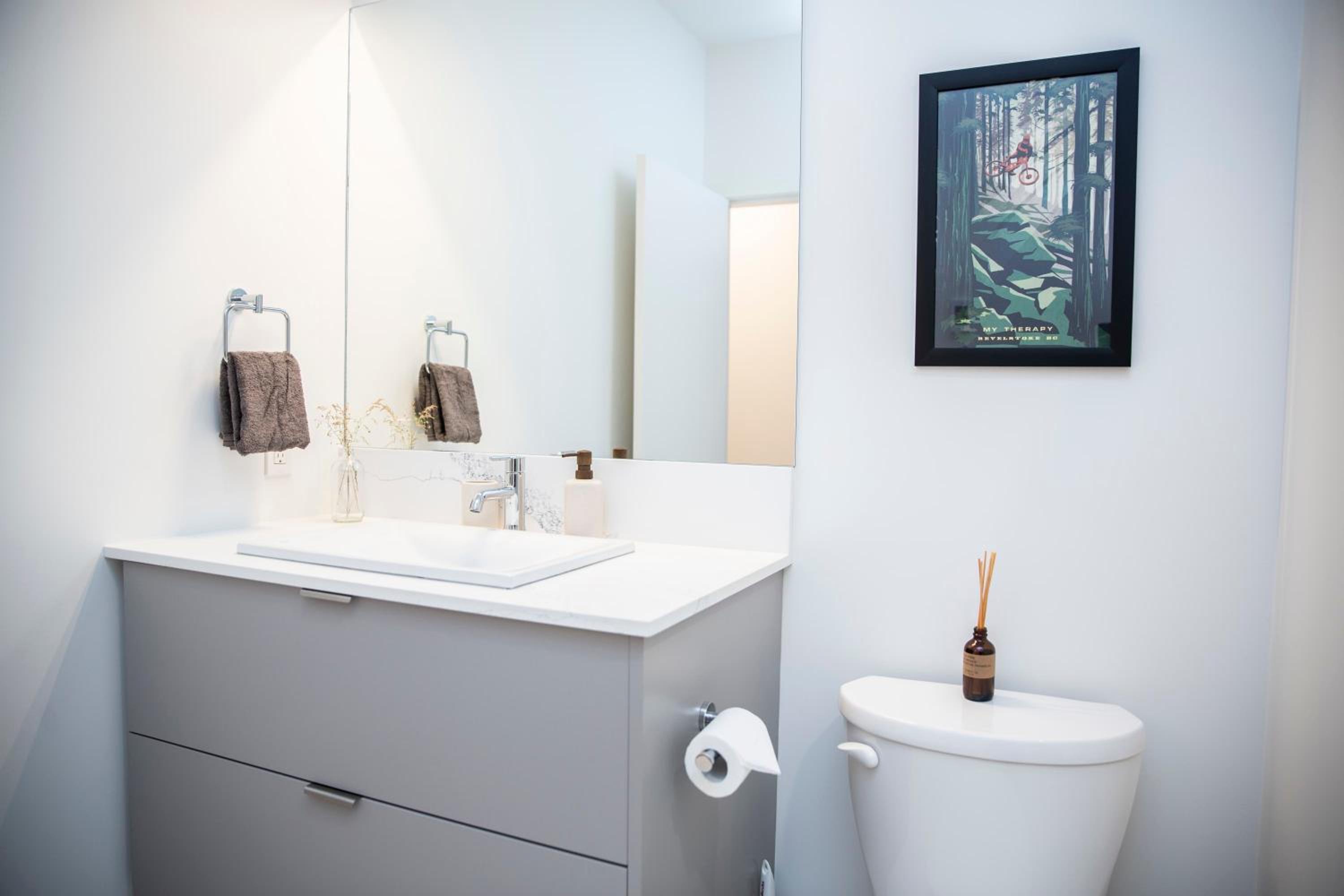 Le Refuge - Revelstoke Condo with Hot Tub