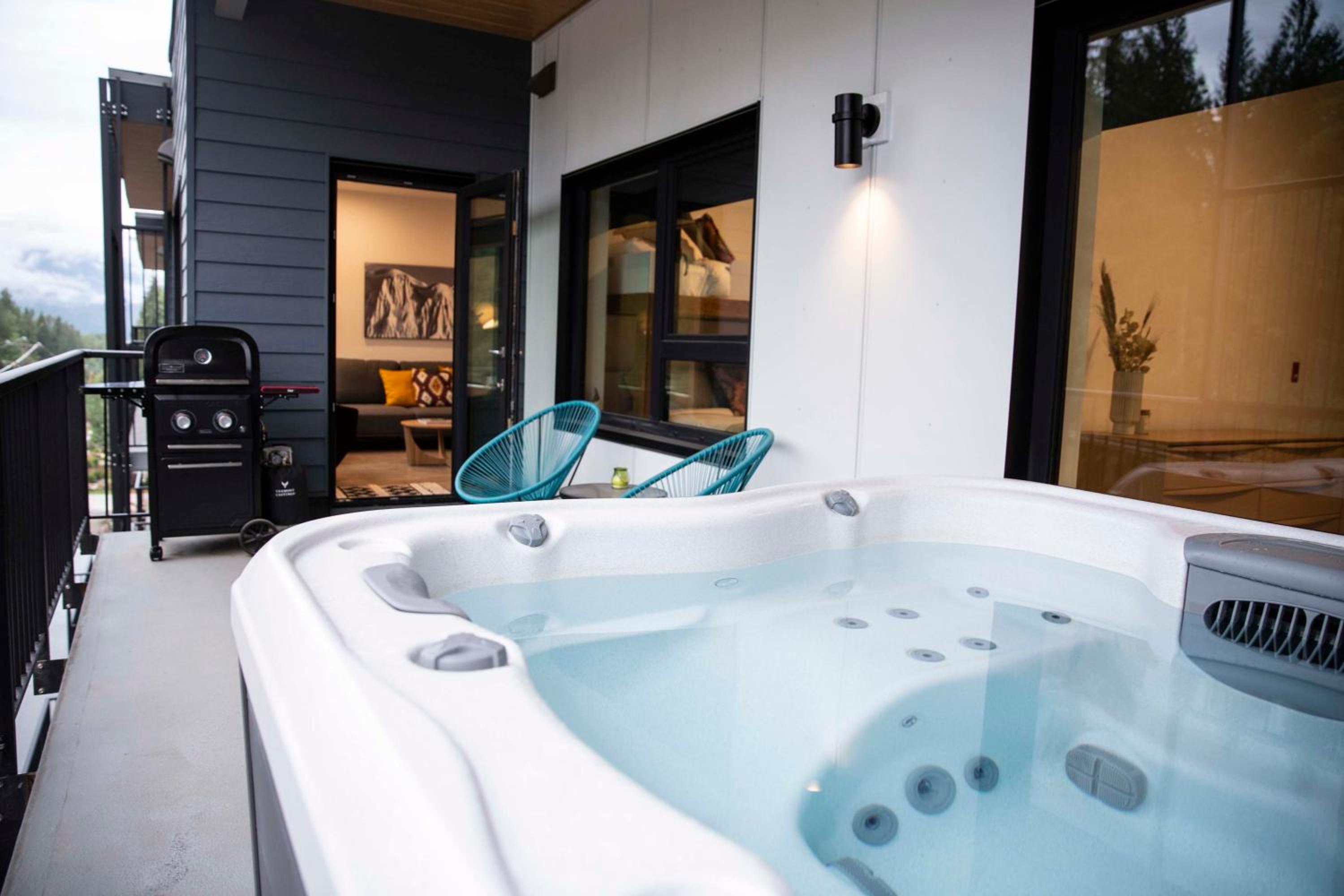 Le Refuge - Revelstoke Condo with Hot Tub