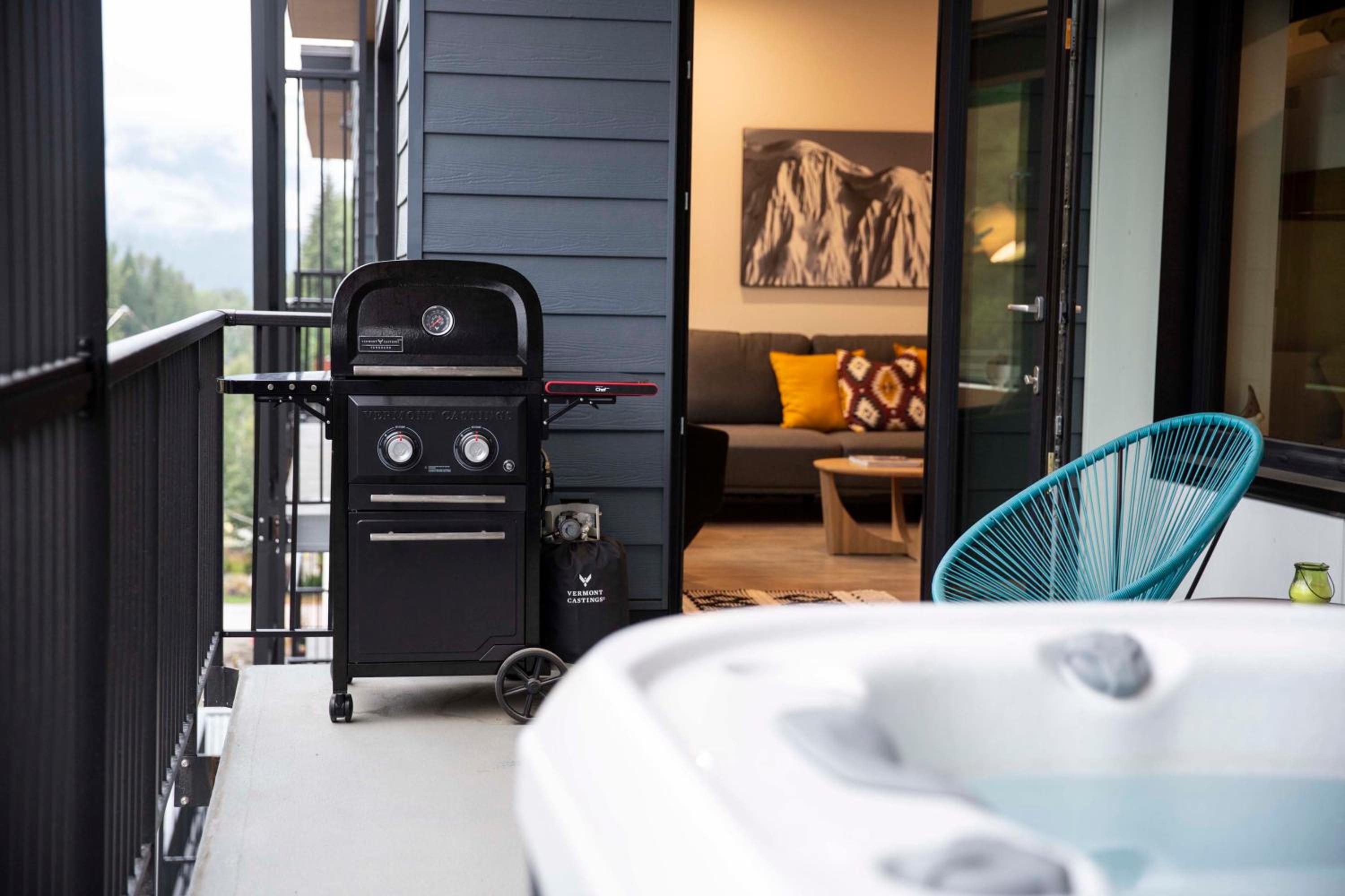 Le Refuge - Revelstoke Condo with Hot Tub