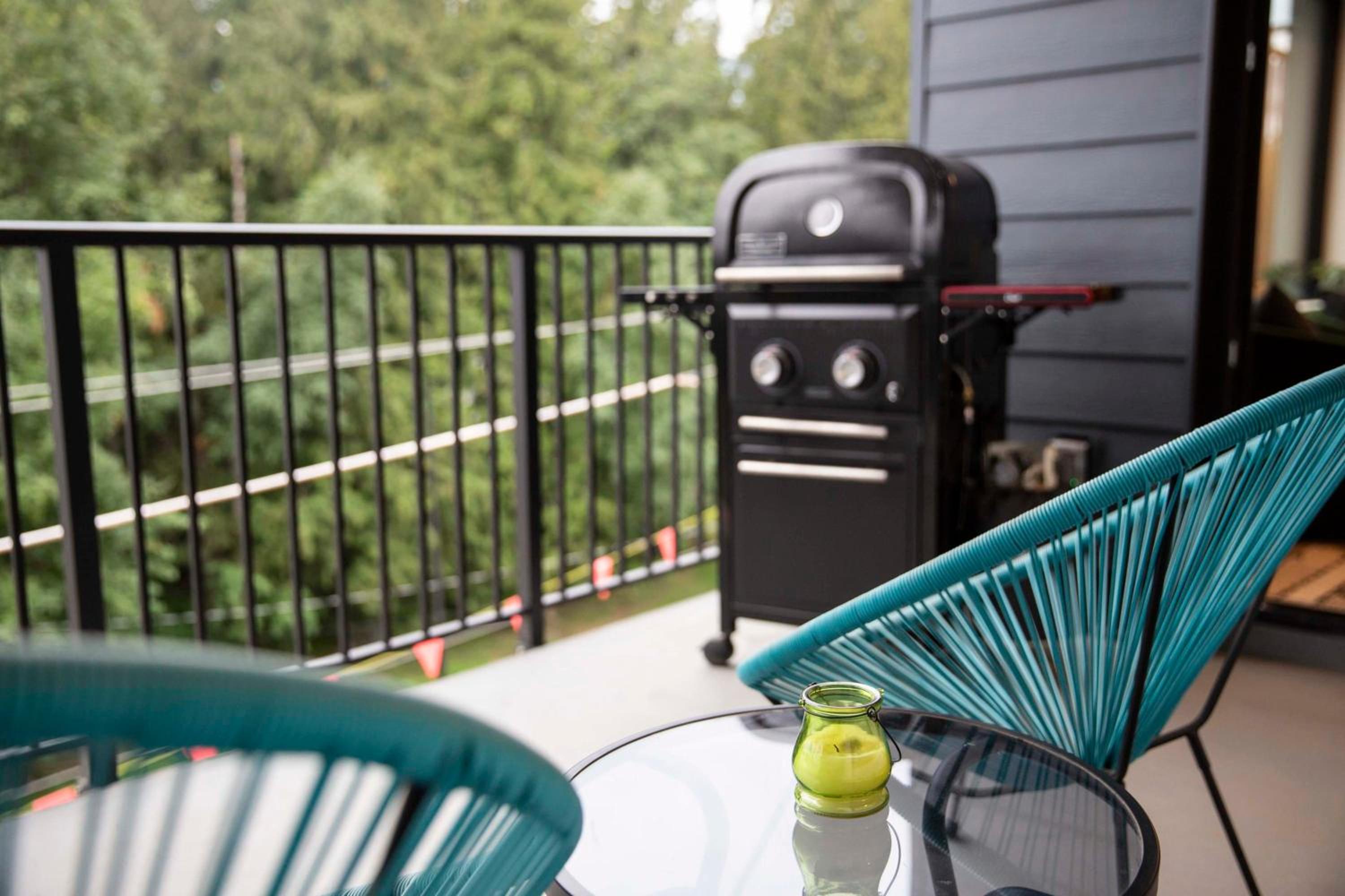 Le Refuge - Revelstoke Condo with Hot Tub