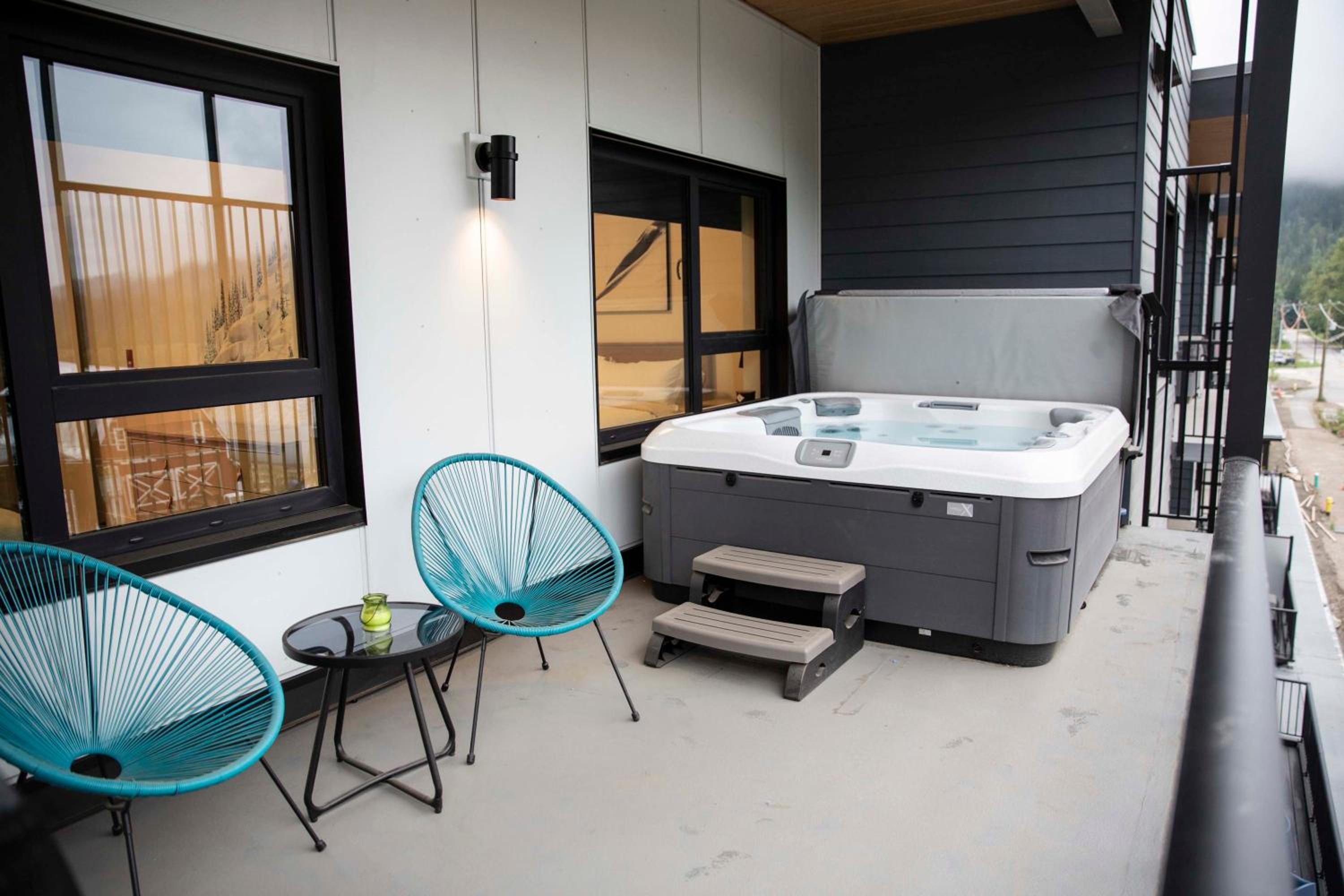 Le Refuge - Revelstoke Condo with Hot Tub