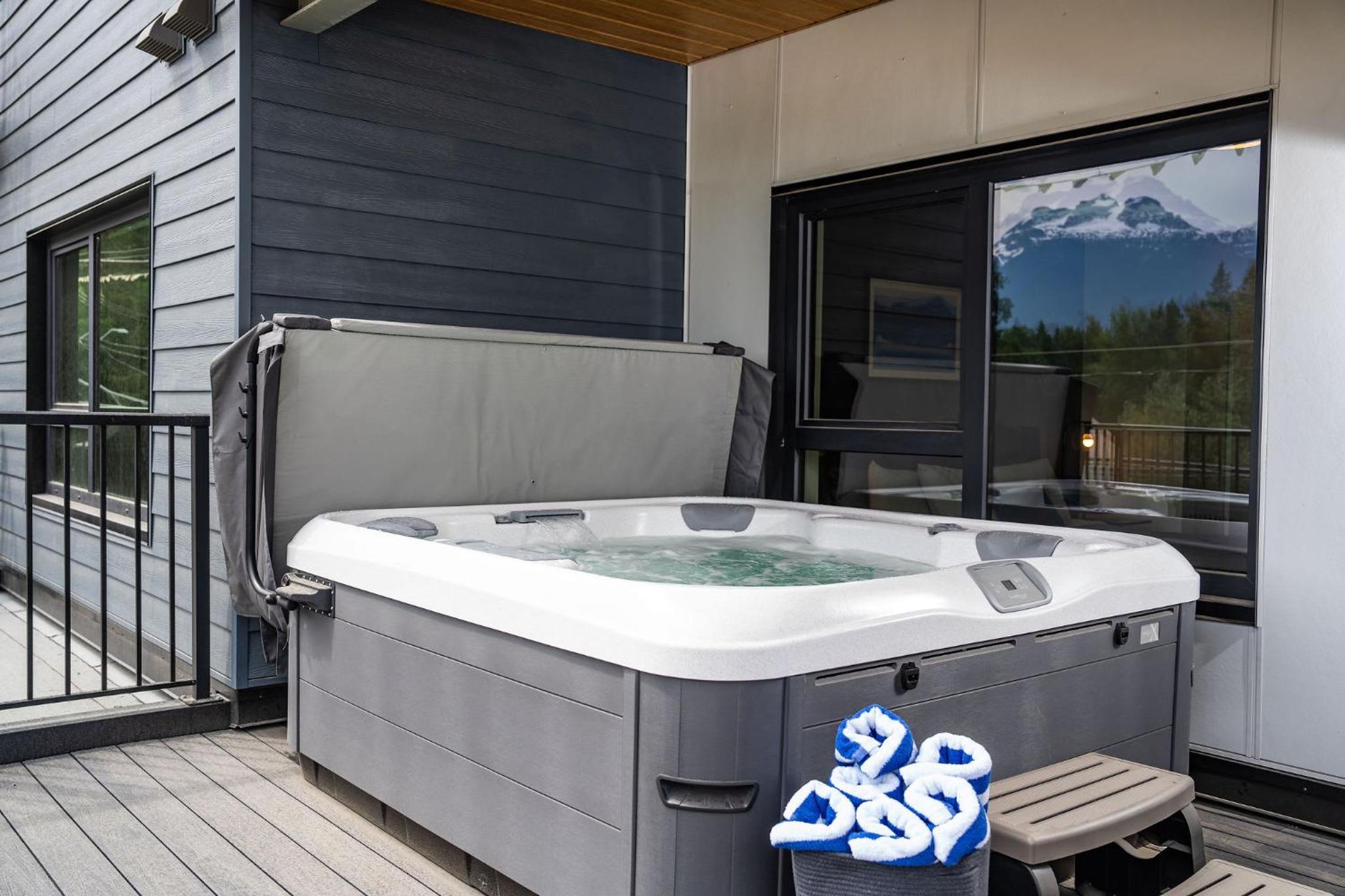 Revy's Peak Condo - Hot Tub with View