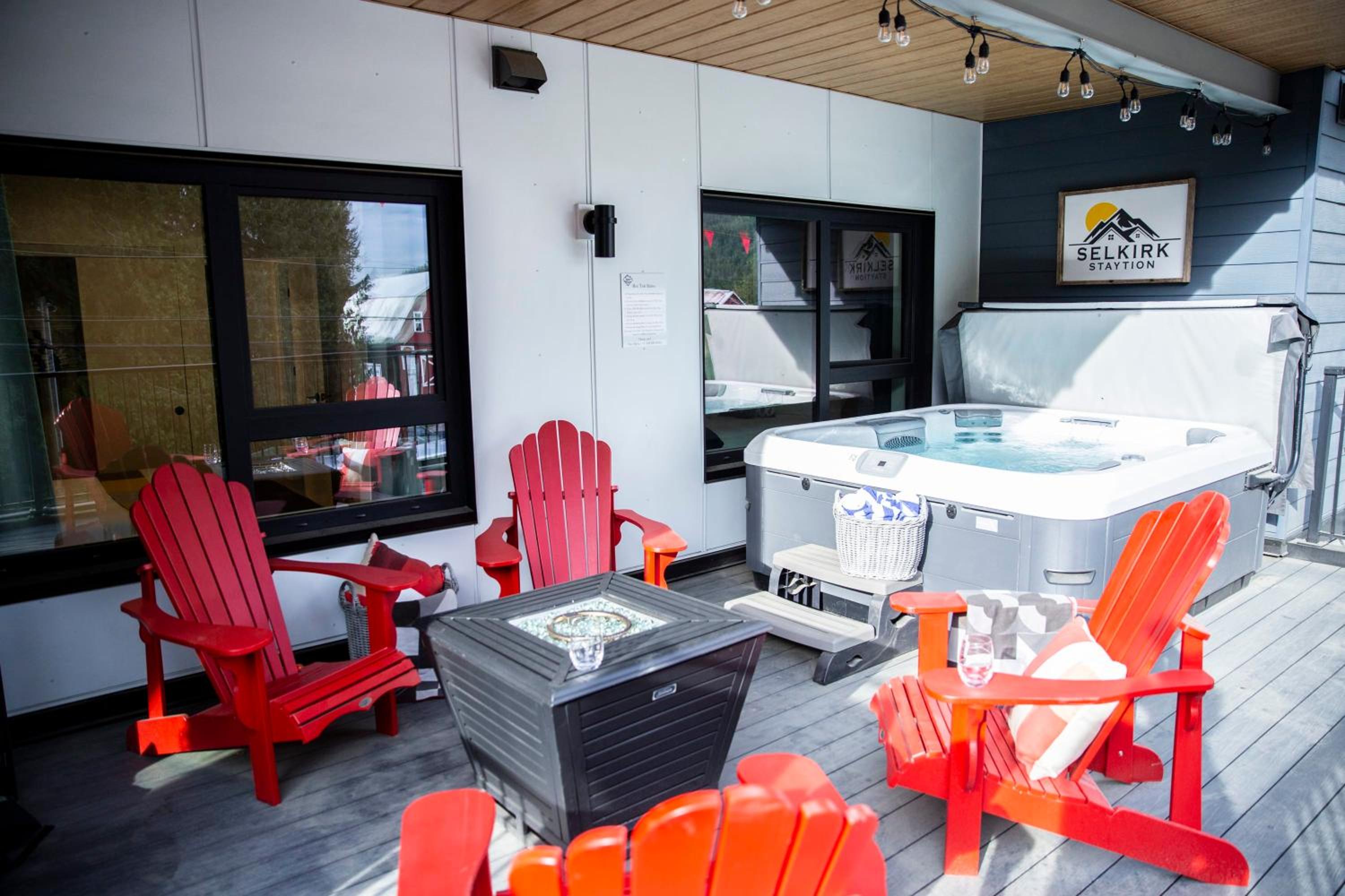 Selkirk Staytion - Stylish Condo with Hot Tub