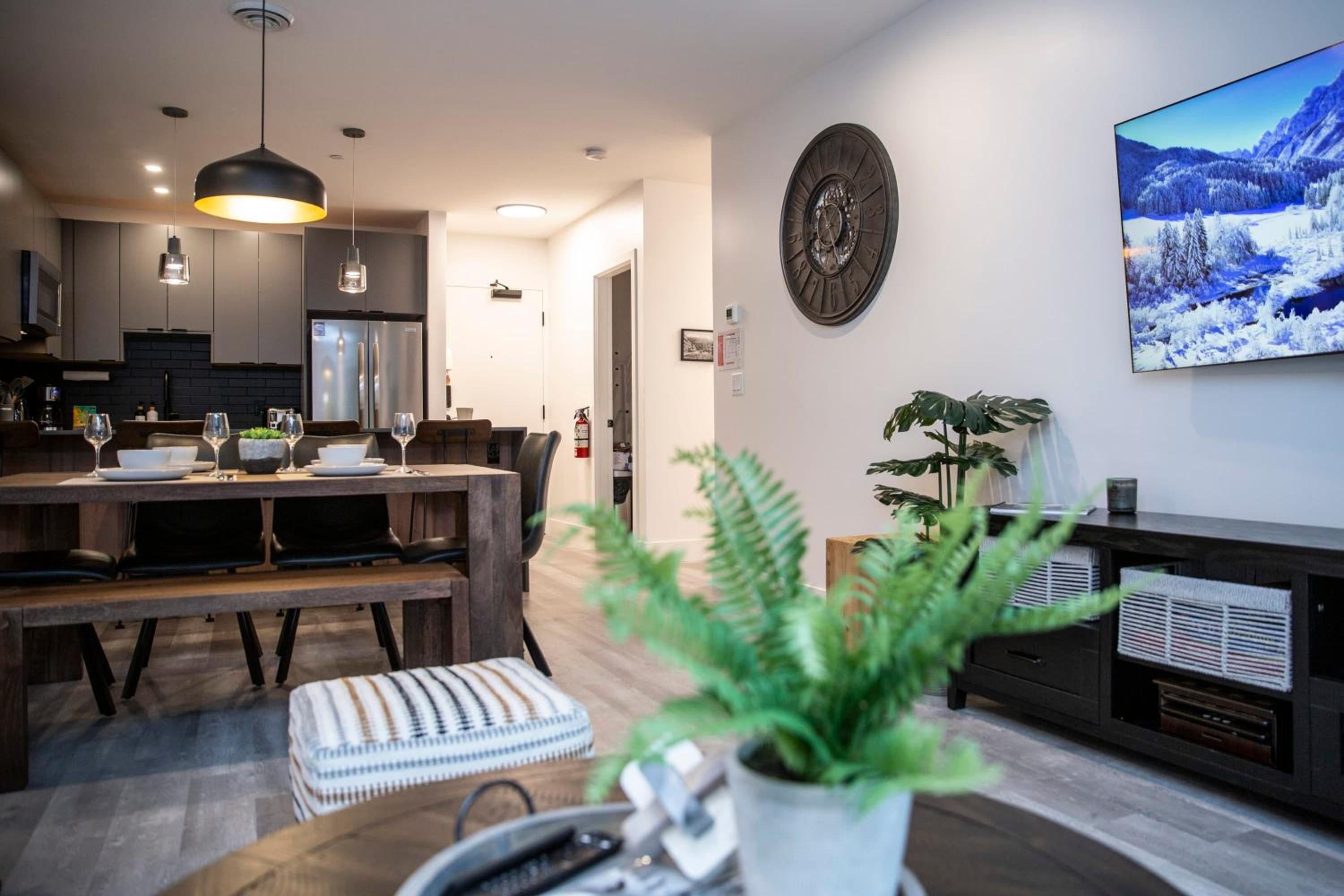 Selkirk Staytion - Stylish Condo with Hot Tub
