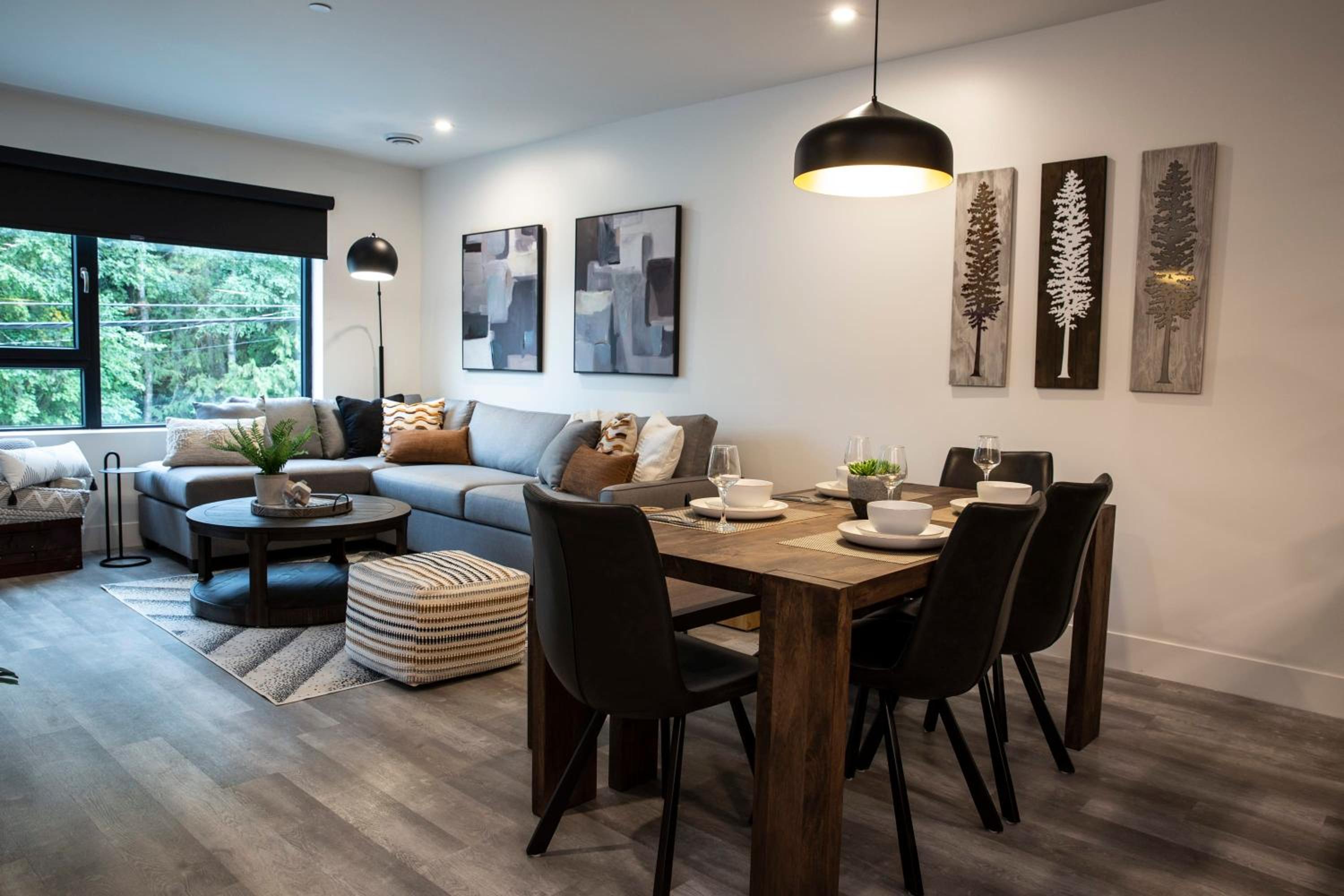 Selkirk Staytion - Stylish Condo with Hot Tub